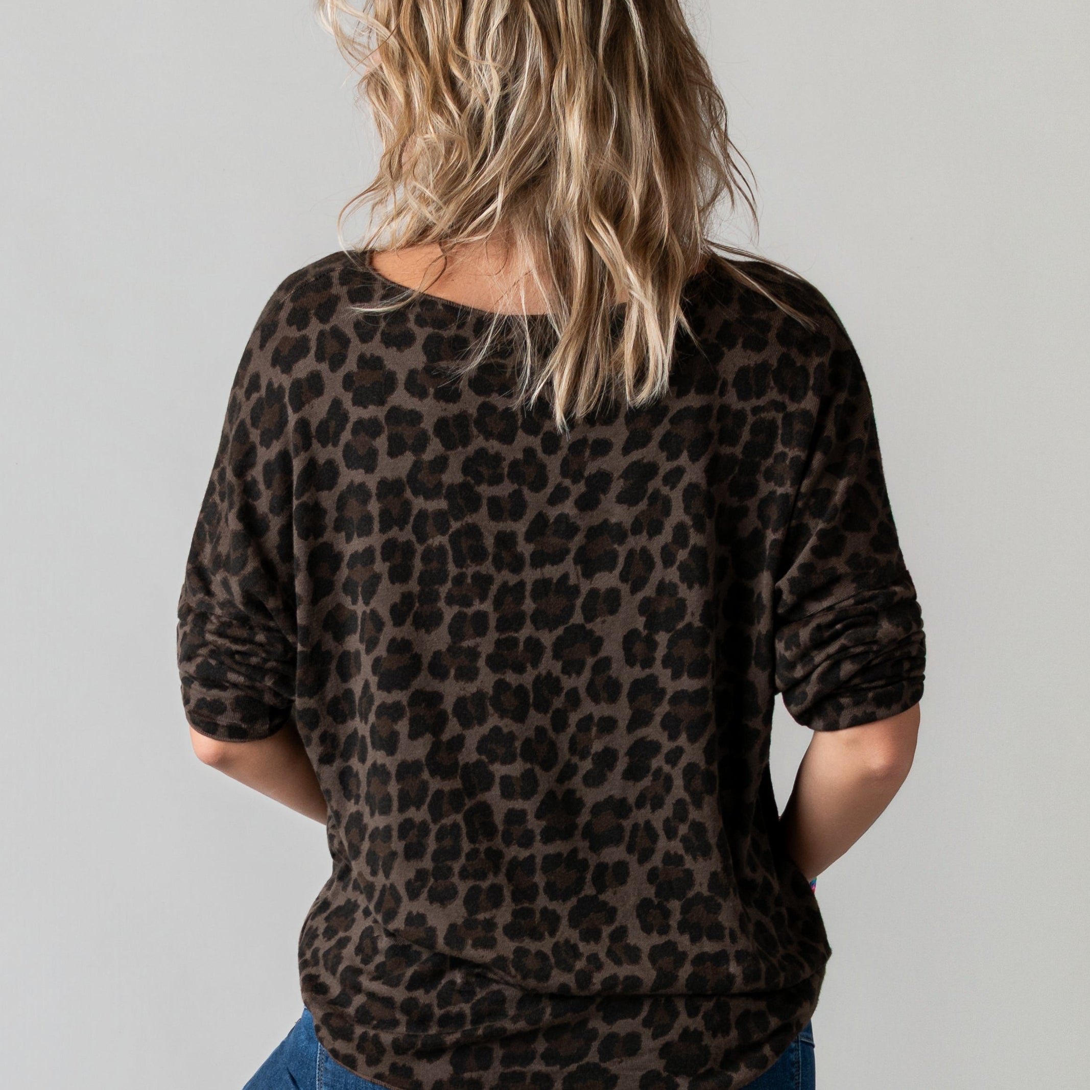 Pull fin col V léopard chocolat