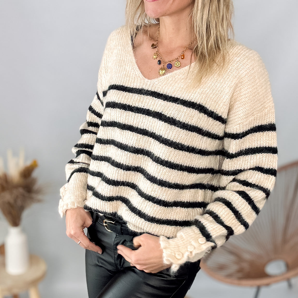 Pull maille marinière col V écru rayé noir femme