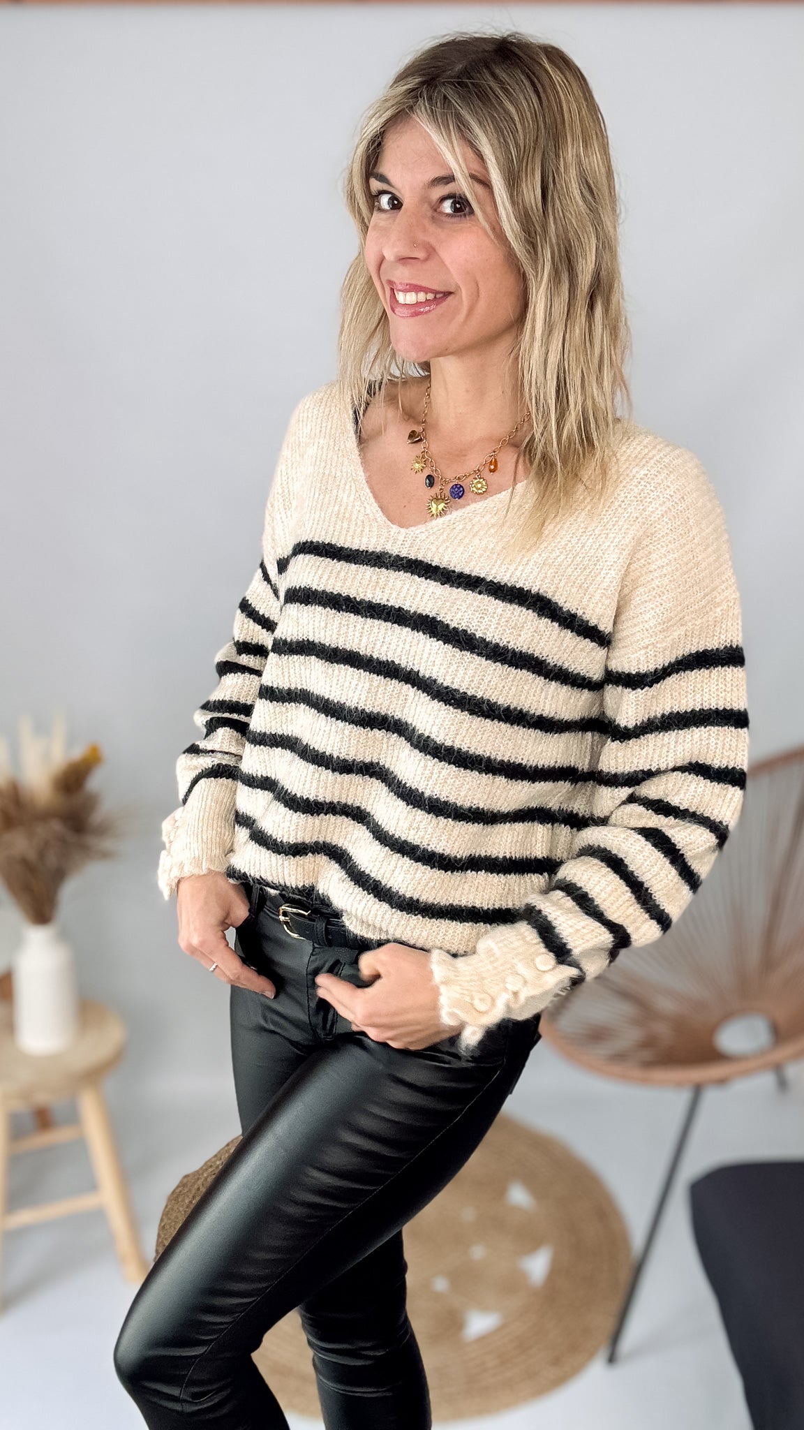 Pull maille marinière col V écru rayé noir femme