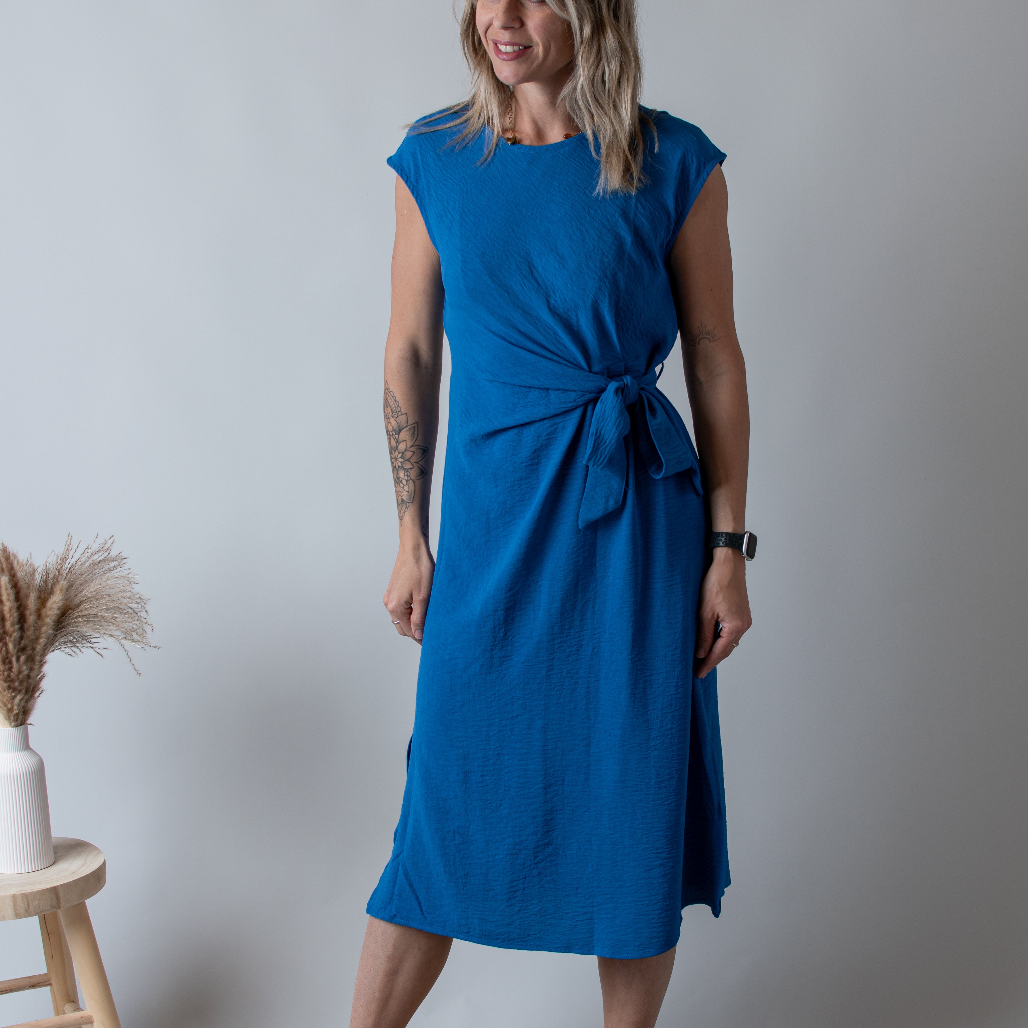 Robe mi-longue bleue Chiara cintrée à la taille - La Boutique de Lydie mode femme