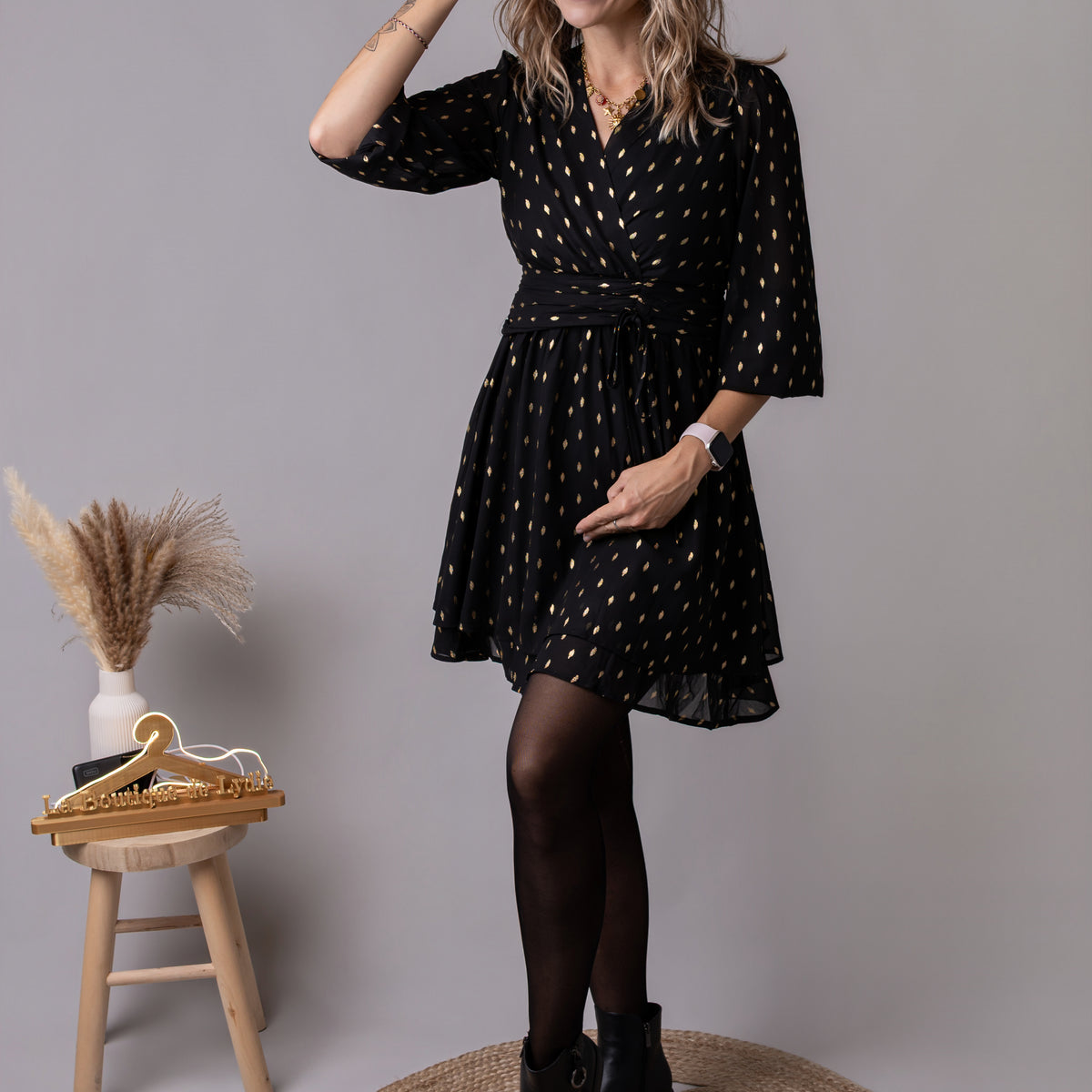 Robe courte noire motifs dorés la boutique de lydie