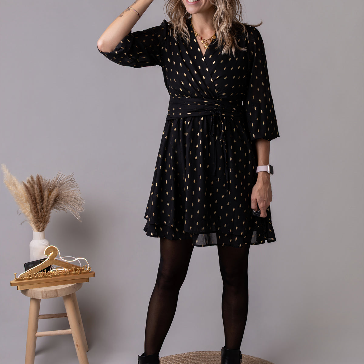 Robe courte noire motifs dorés