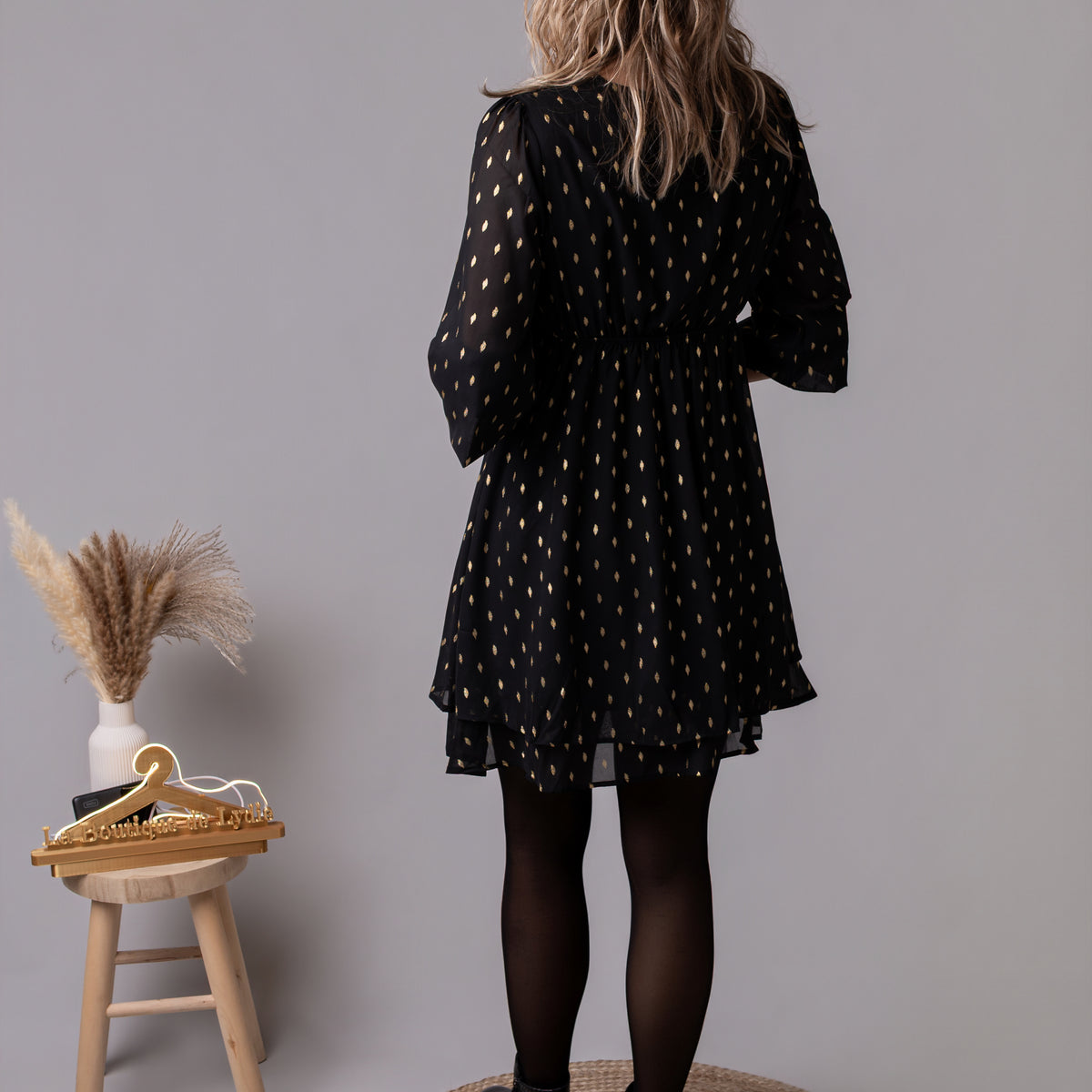 Robe courte noire motifs dorés