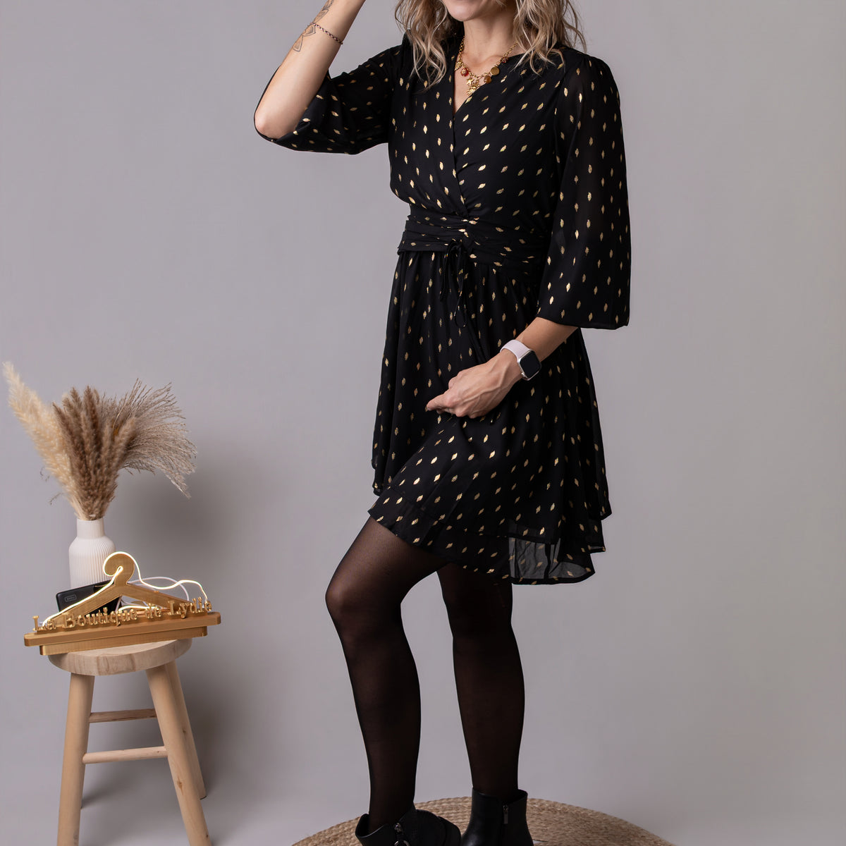 Robe courte noire motifs dorés