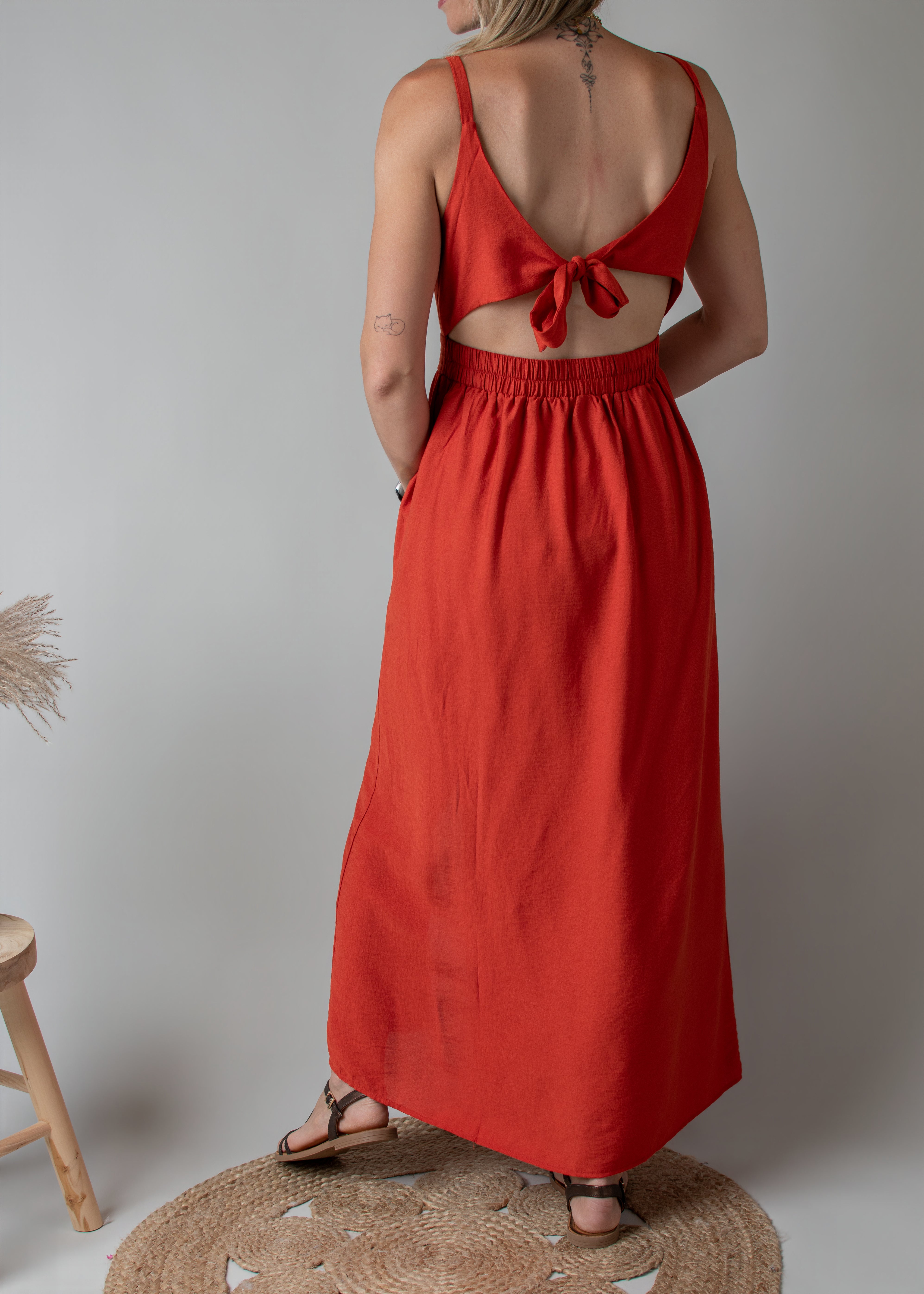 Robe longue terracotta à décolleté croisé et dos nu noué