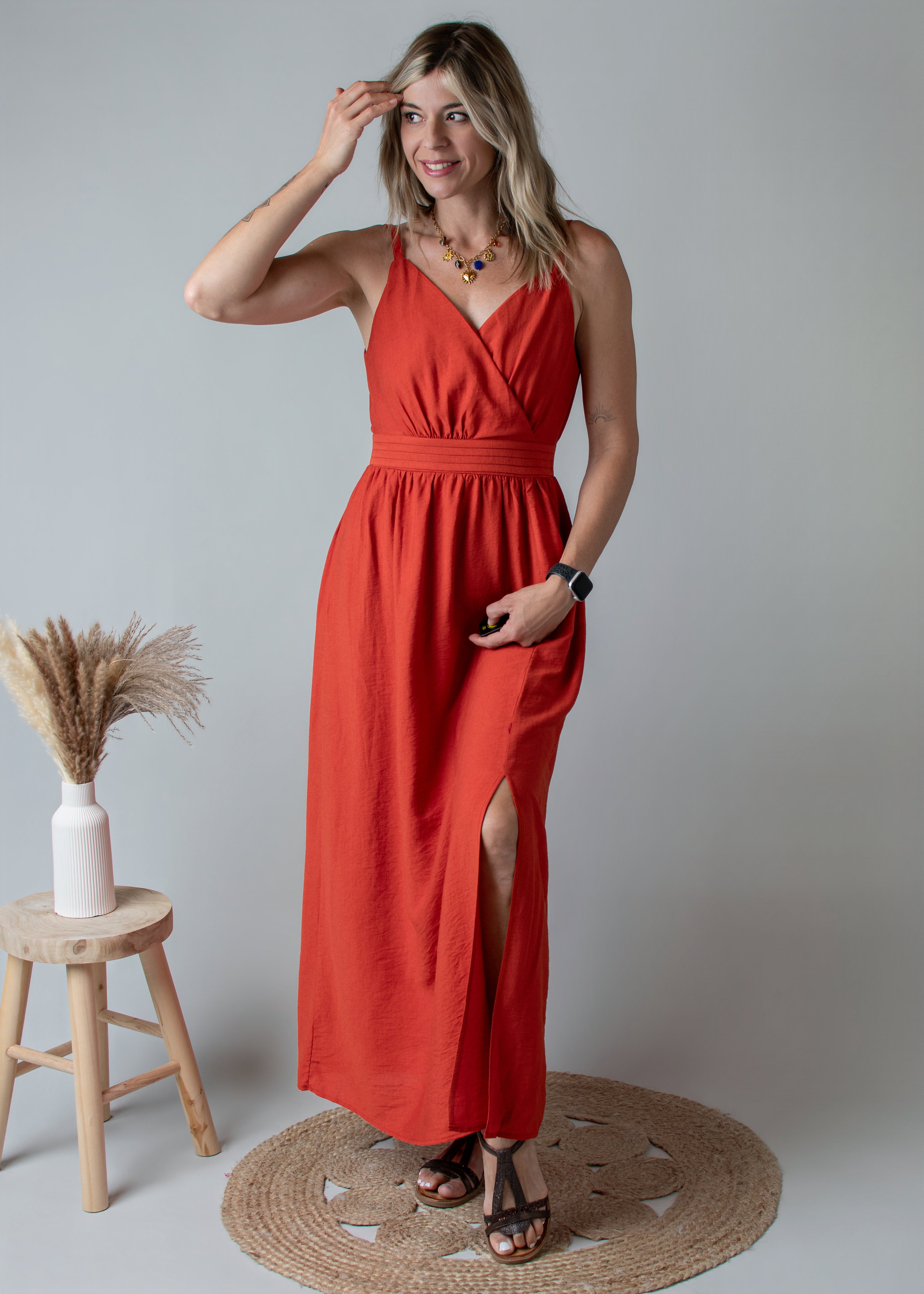 Robe longue terracotta à décolleté croisé et dos nu noué