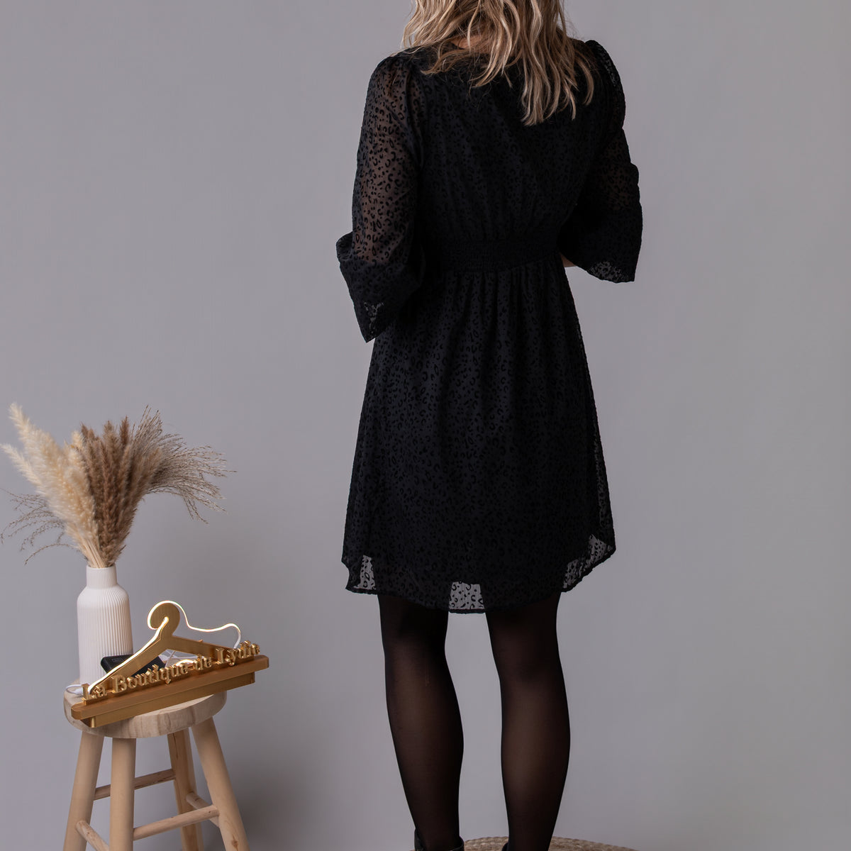 Robe courte noire motifs léopard velours