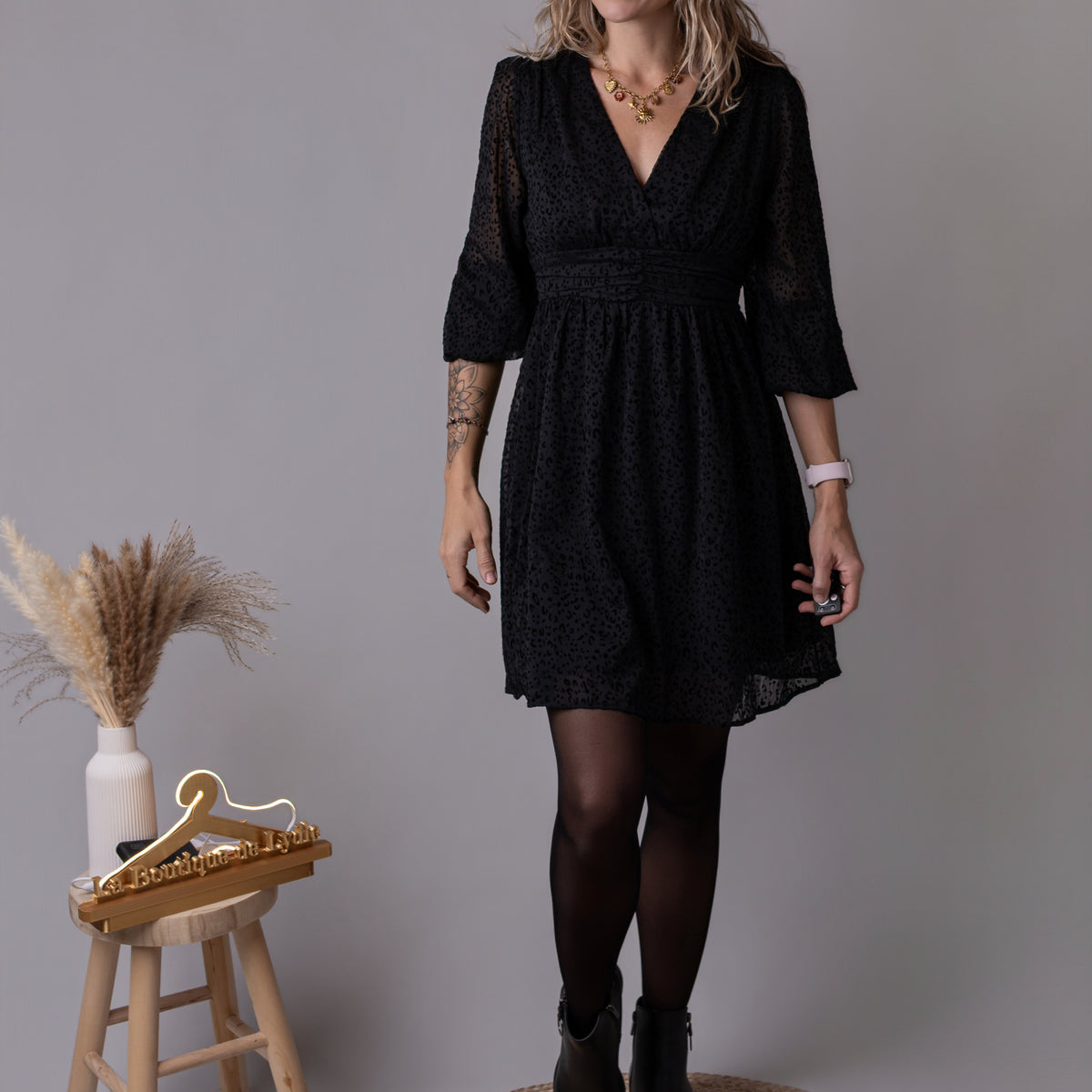Robe courte noire motifs léopard velours