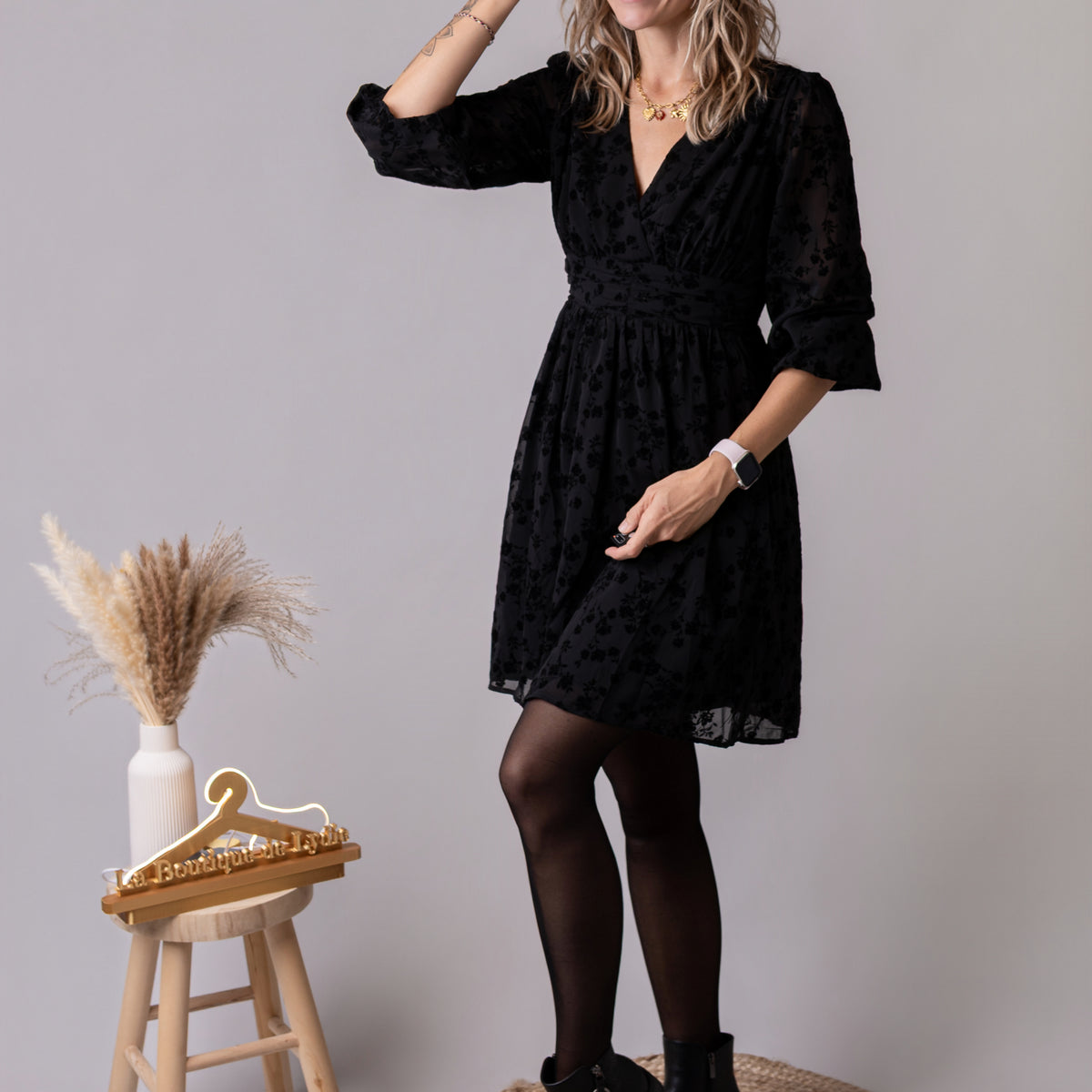 Robe courte noire détails fleuri velours la boutique de lydie