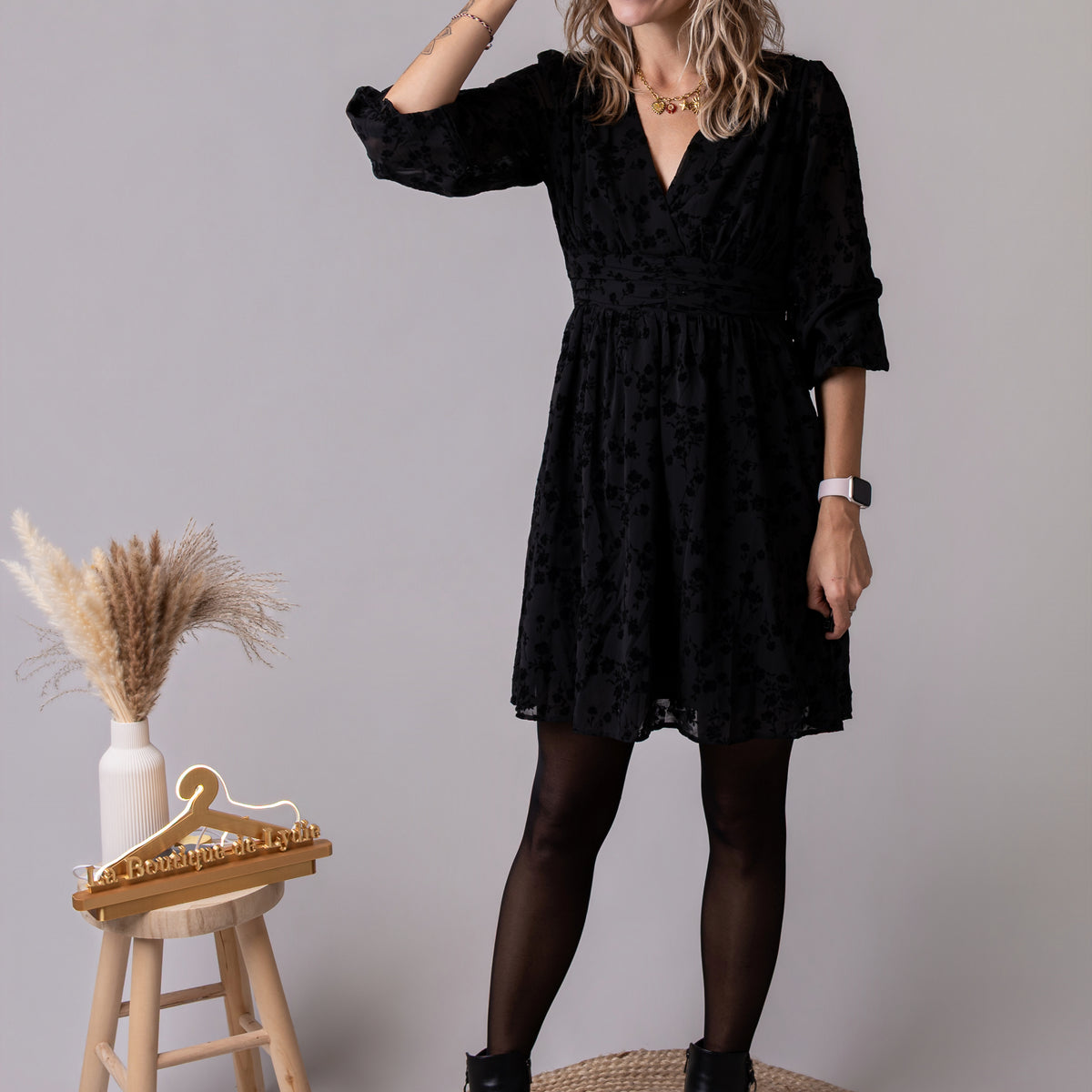 Robe courte noire détails fleuri velours