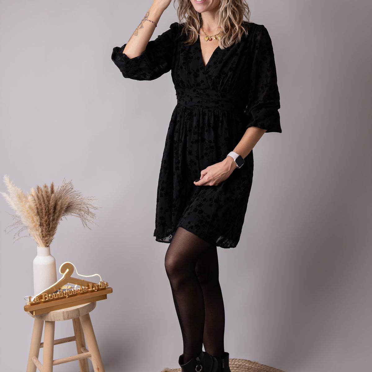 Robe courte noire détails fleuri velours