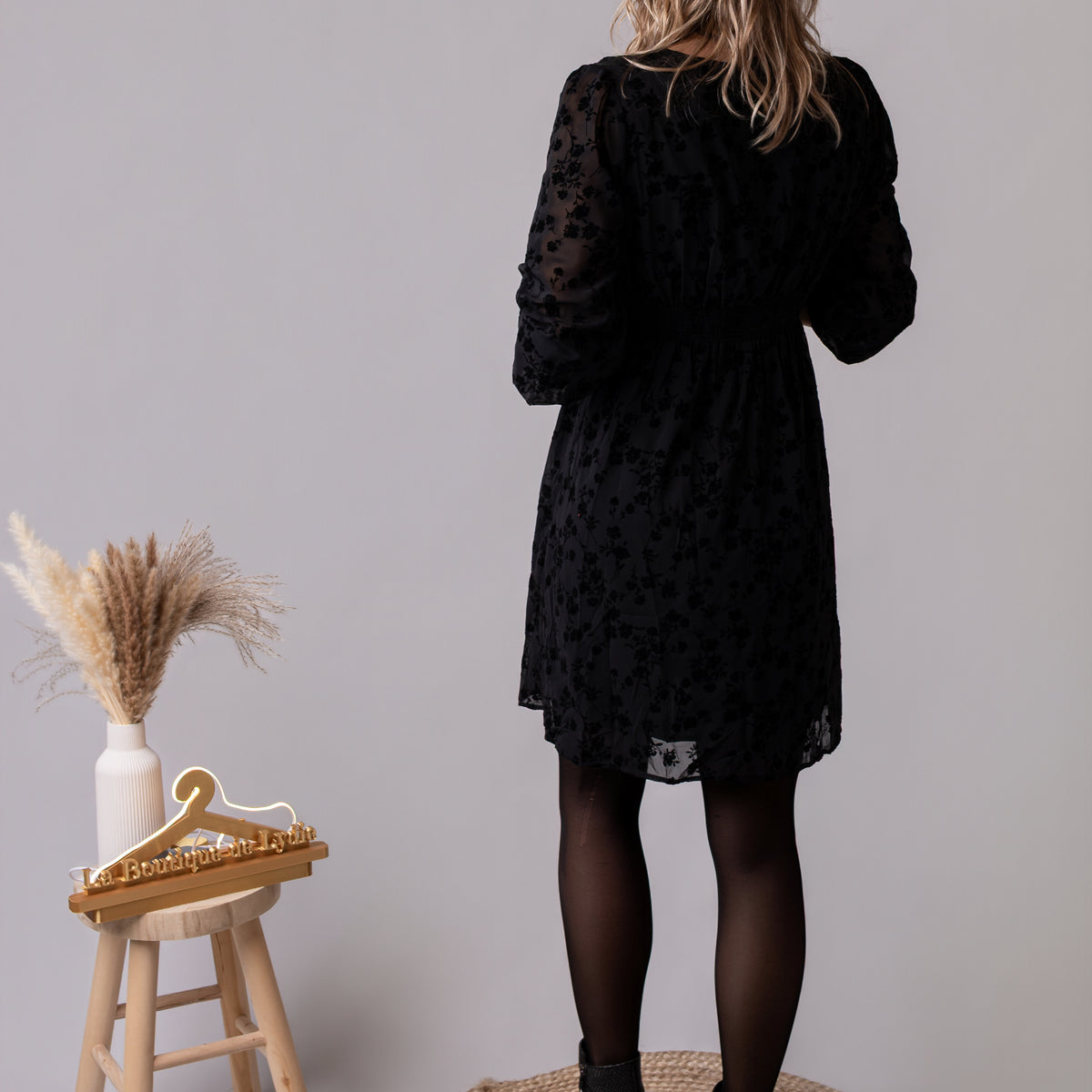Robe courte noire détails fleuri velours