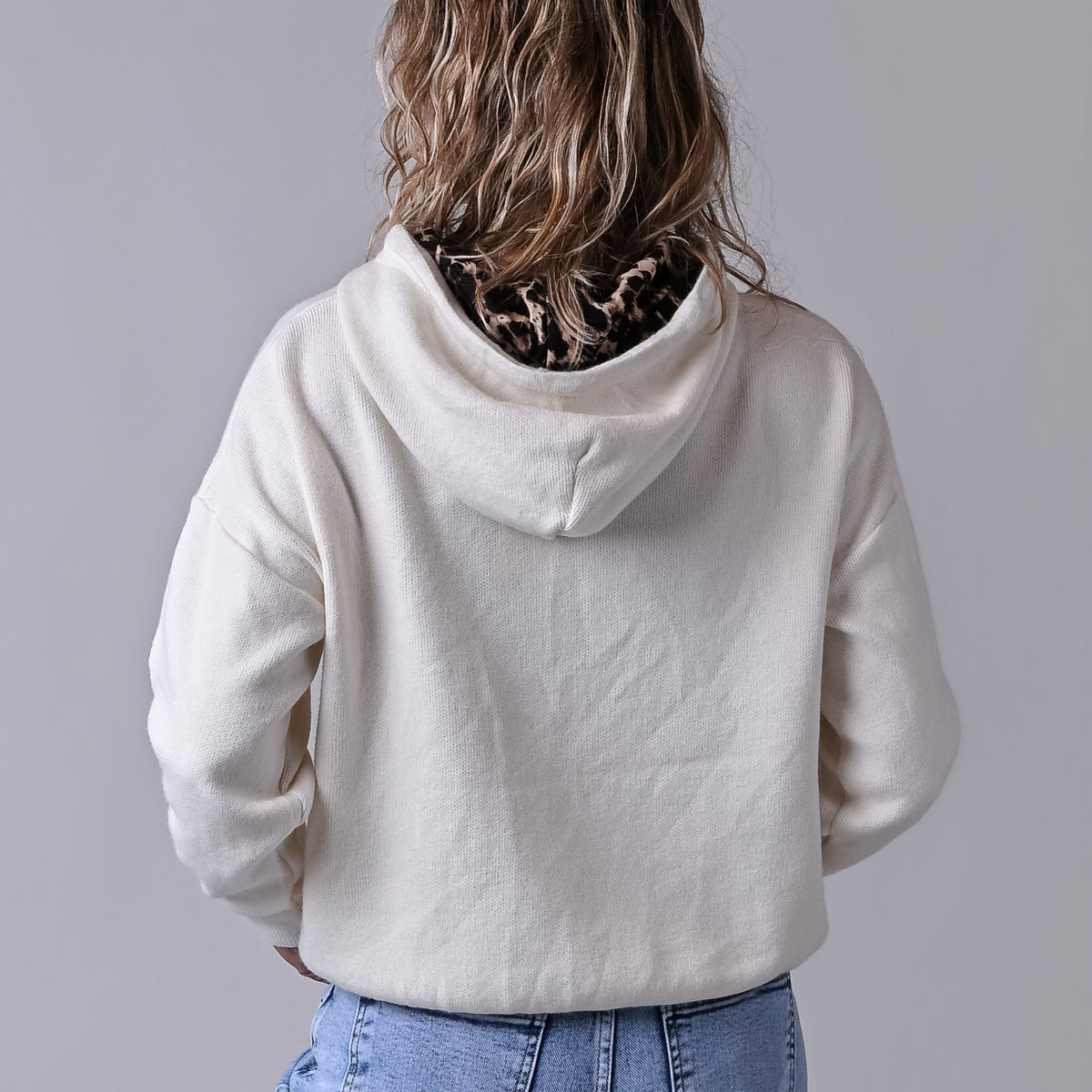 Sweat pull à capuche beige détails léopard