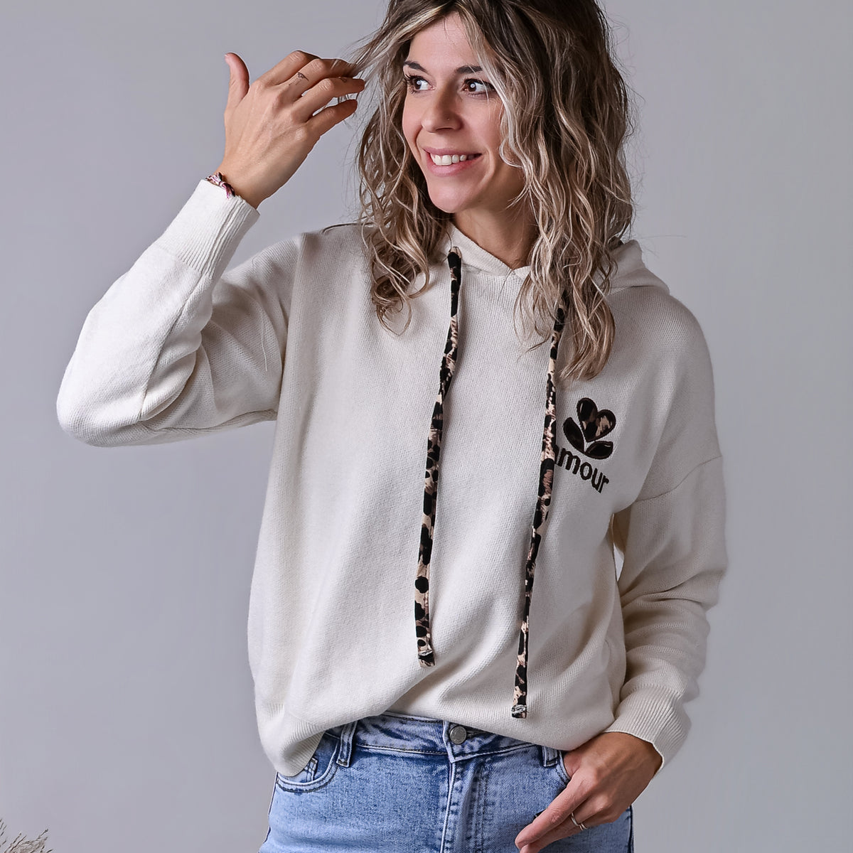 Sweat pull à capuche beige détails léopard la boutique de lydie