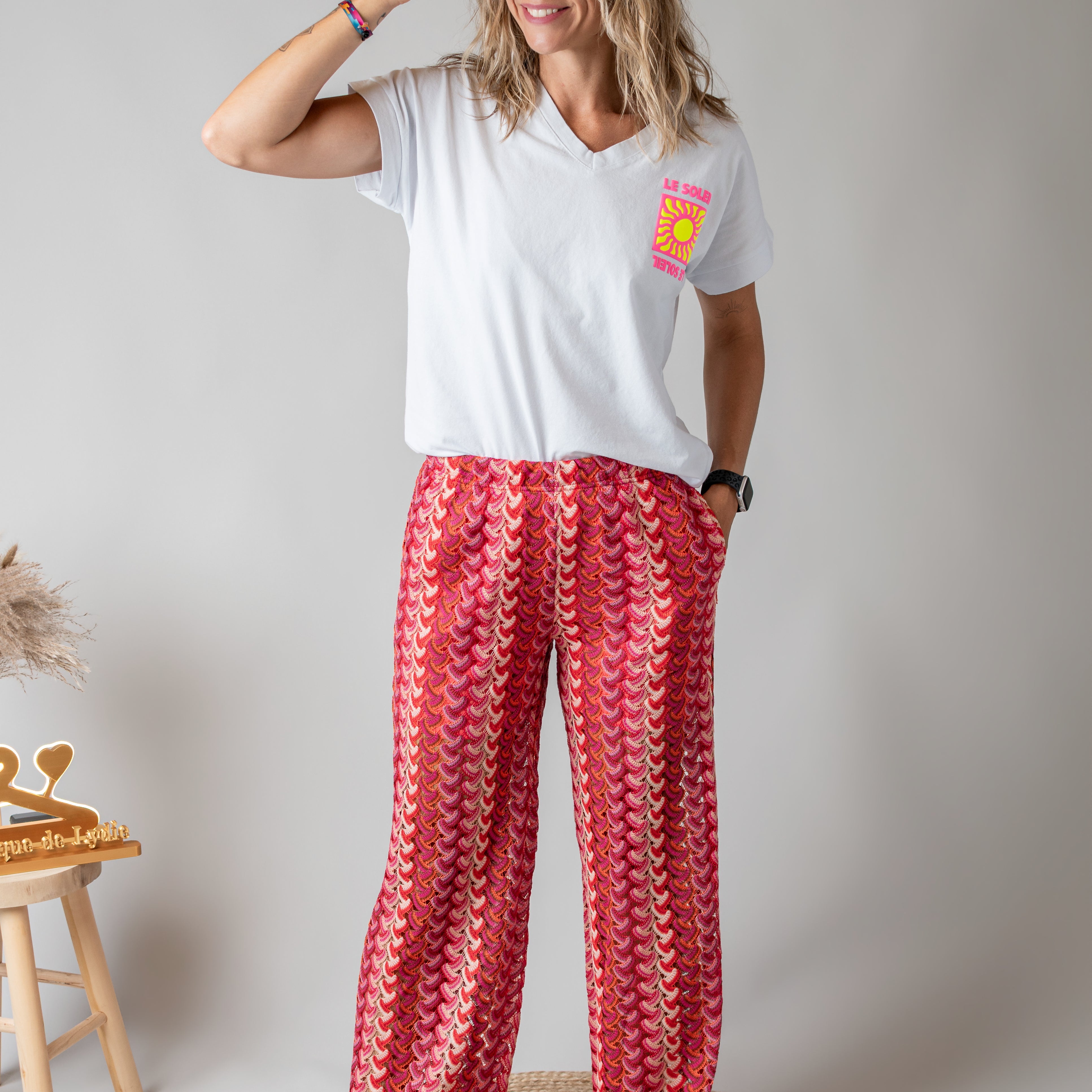 T-shirt blanc col V floqué "Le Soleil" fluo la boutique de lydie