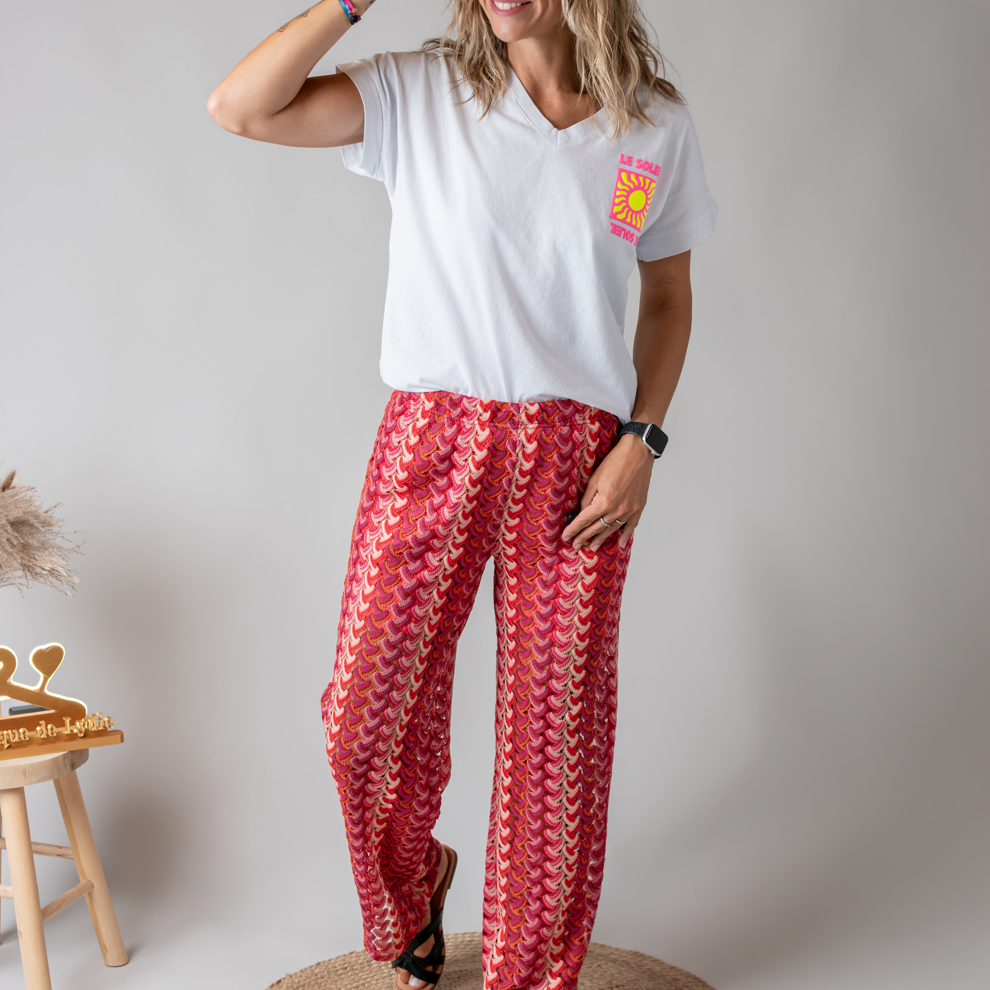 T-shirt blanc col V floqué "Le Soleil" fluo