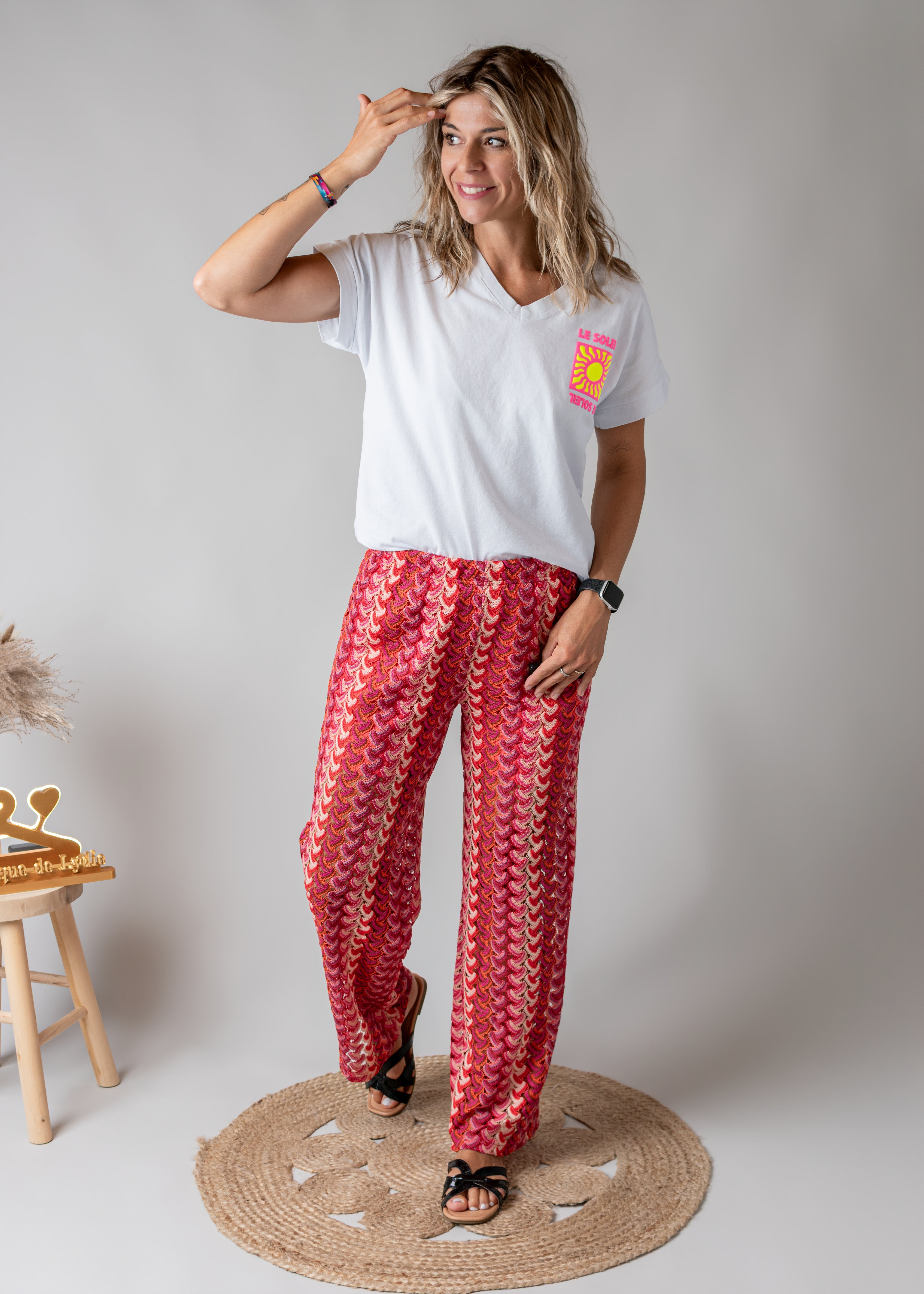 T-shirt blanc col V floqué "Le Soleil" fluo