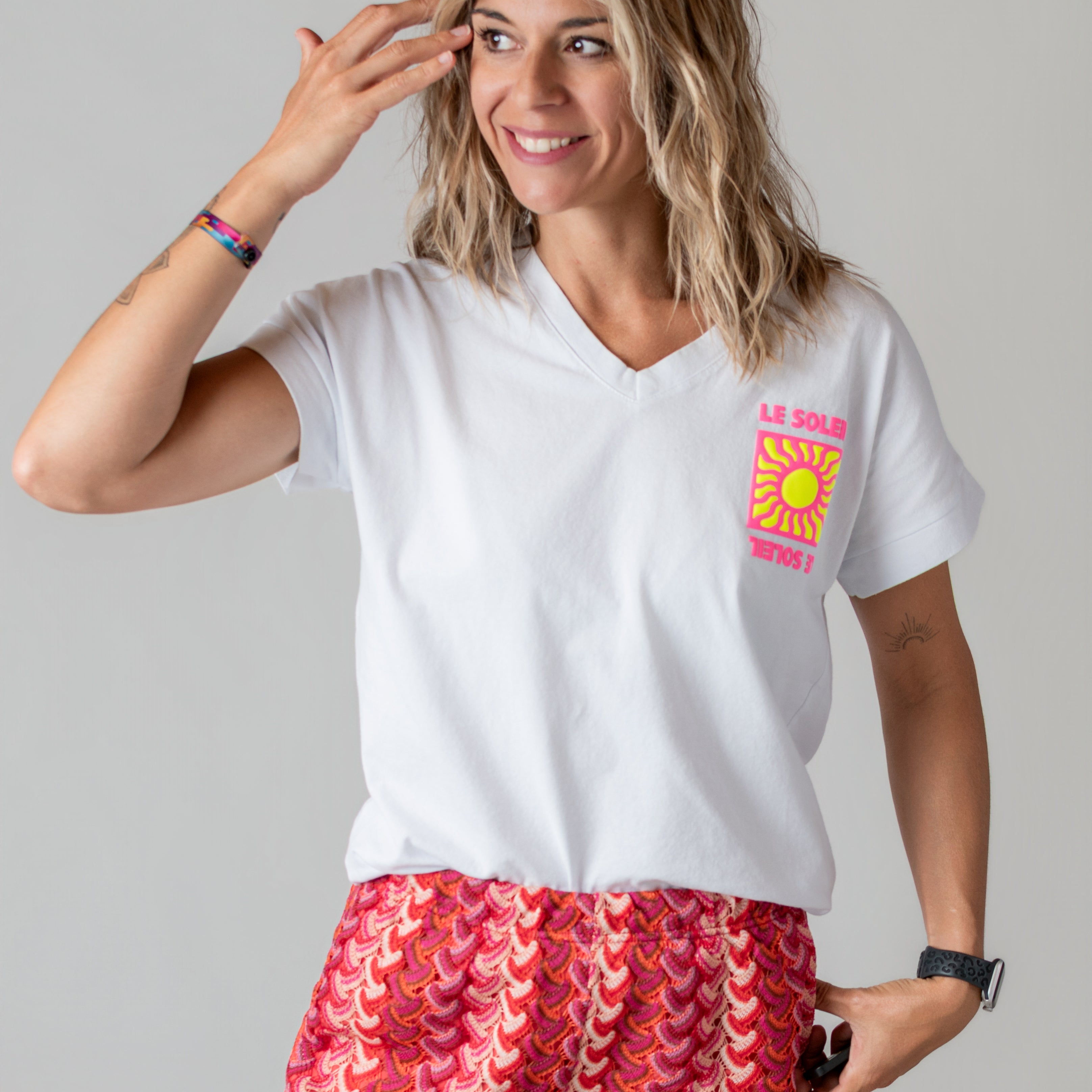T-shirt blanc col V floqué "Le Soleil" fluo