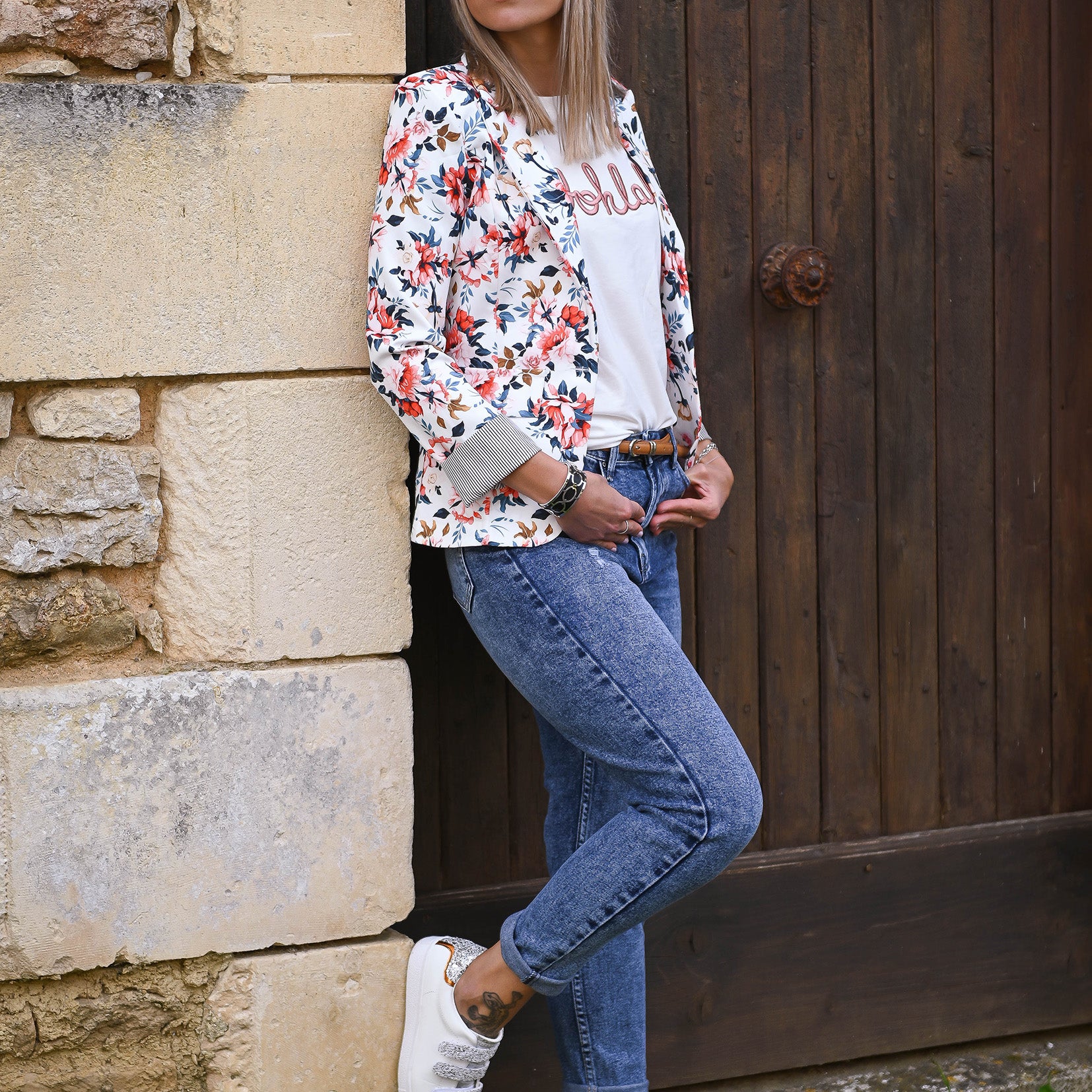 Blazer blanc motif fleuri rouge
