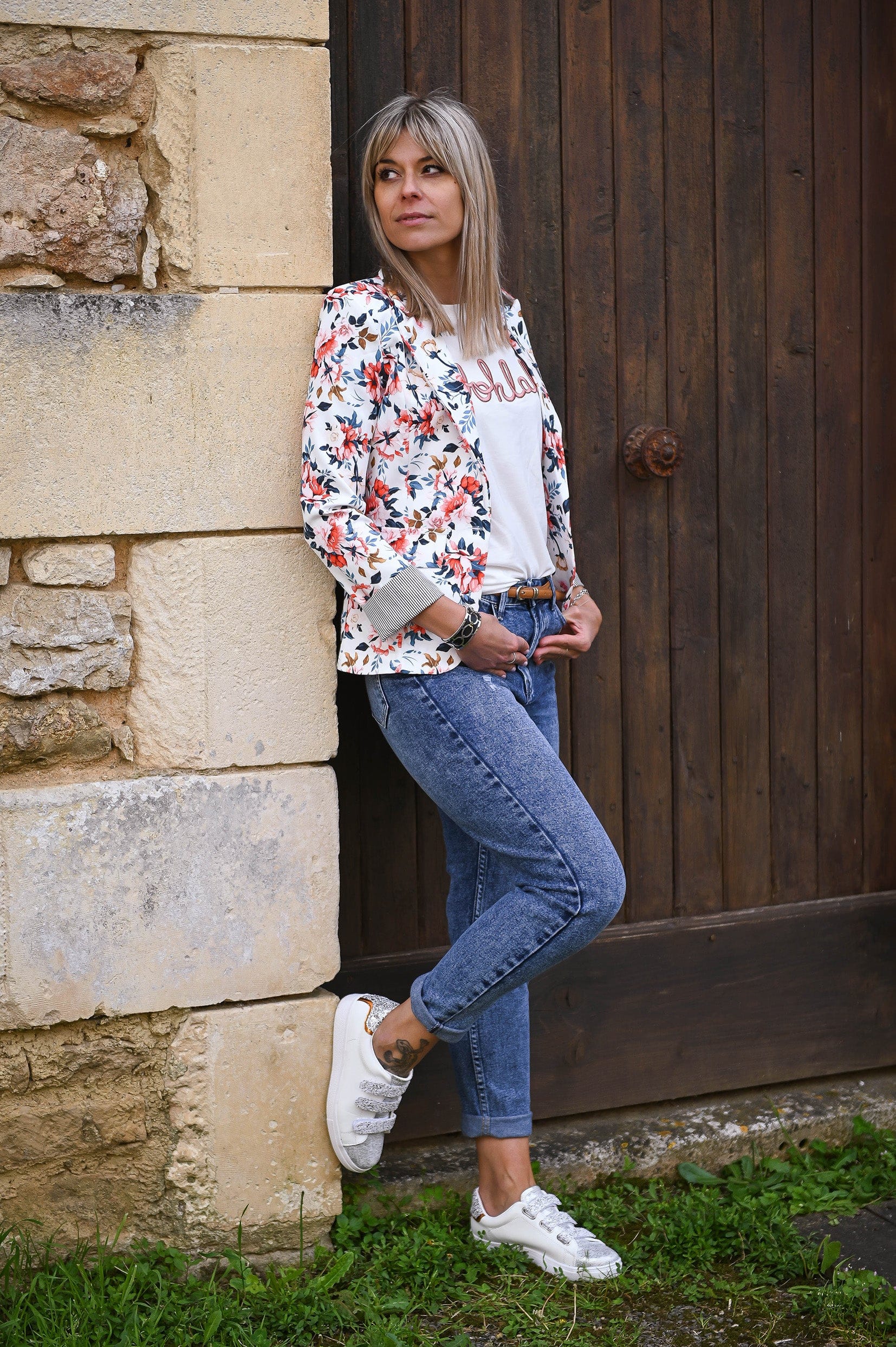 Blazer blanc motif fleuri rouge