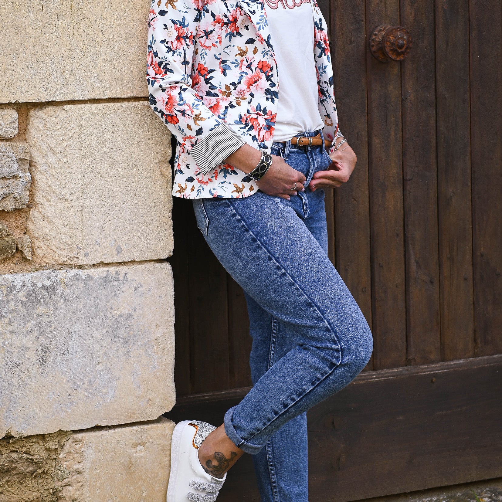 Blazer blanc motif fleuri rouge