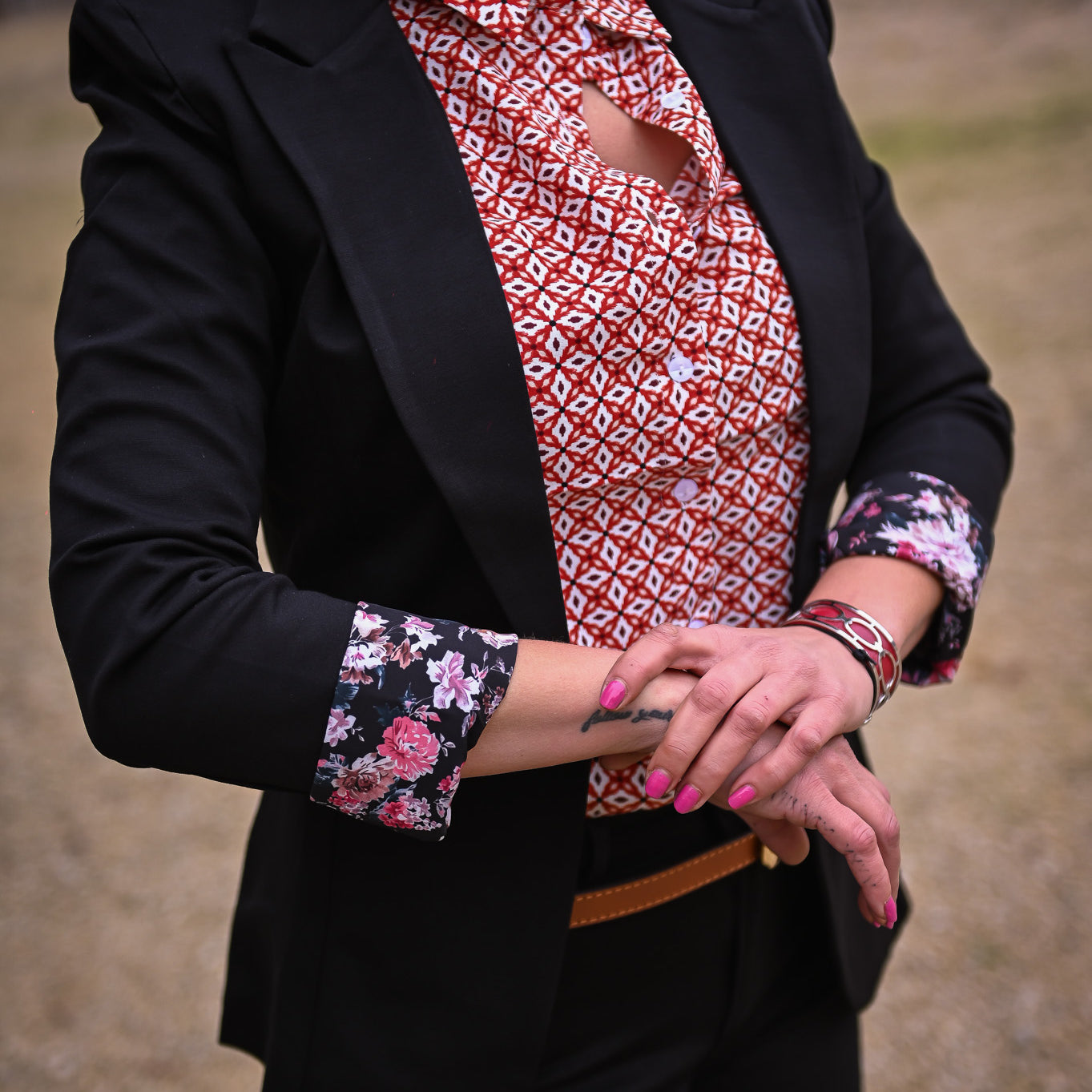 Blazer unis noir avec manche retroussée fleurie