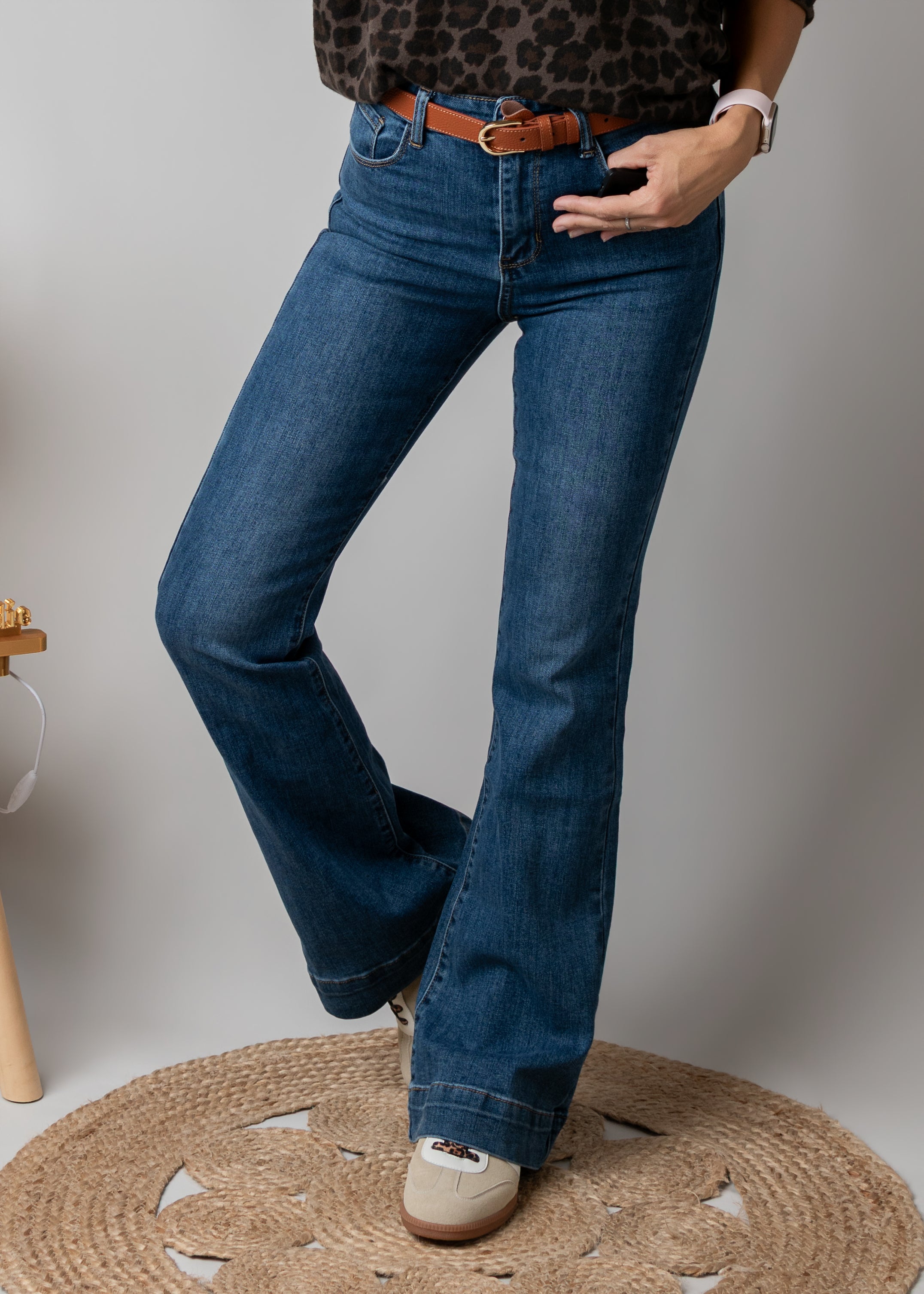 Pantalon flare femme : quelle morphologie et comment bien le porter ?