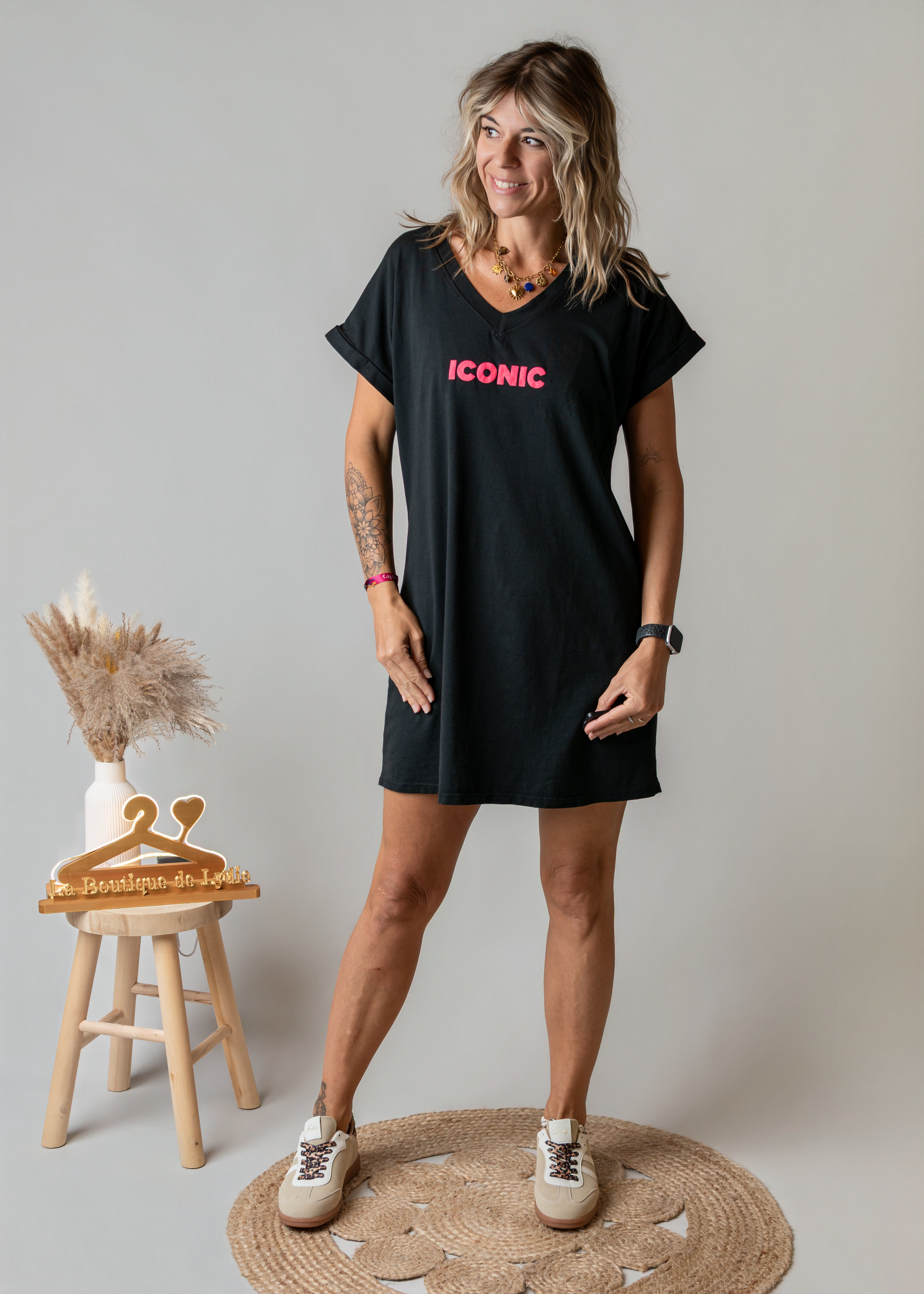 Robe courte t-shirt noire Iconic