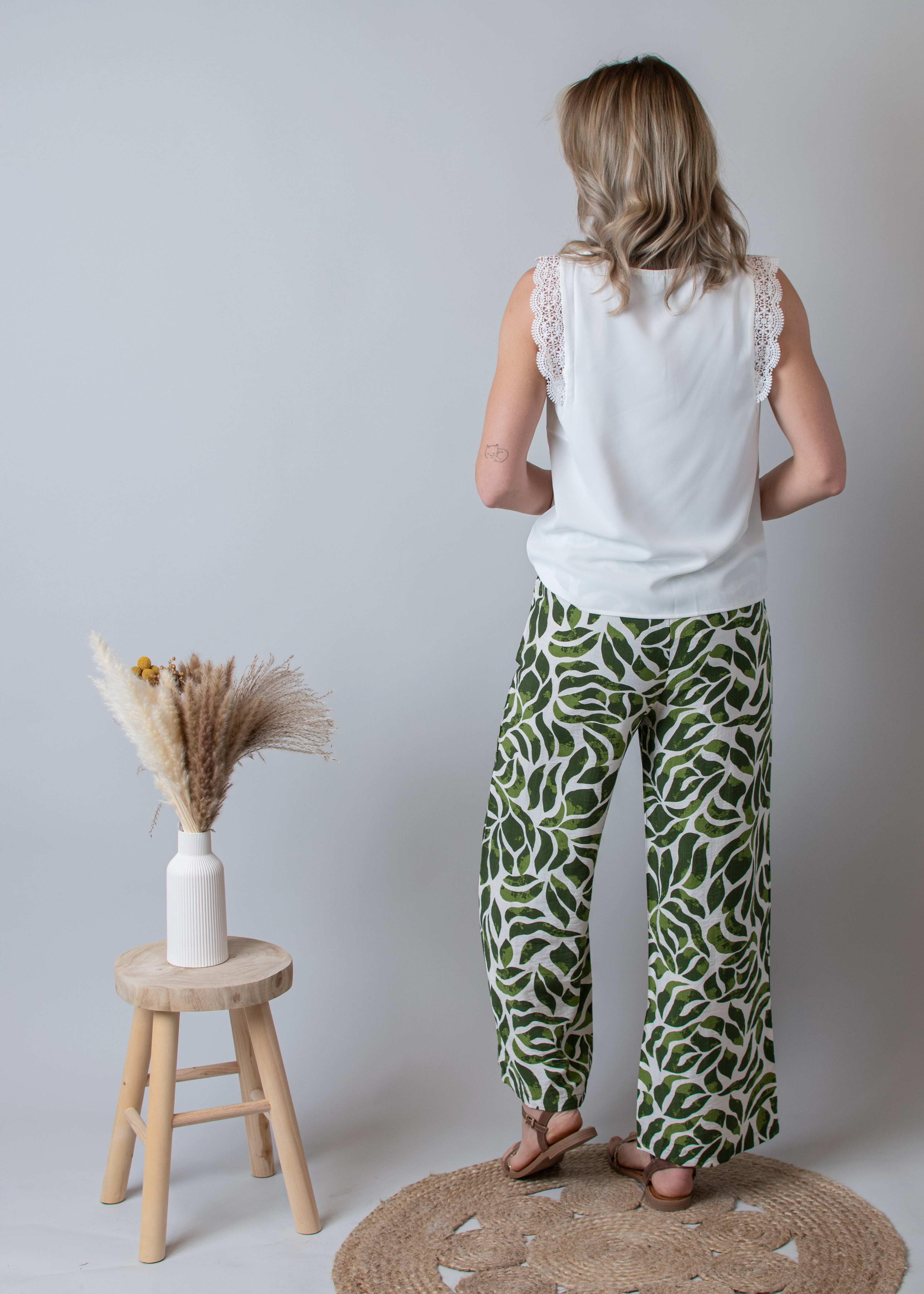 Blouse blanche, col V avec dentelle 