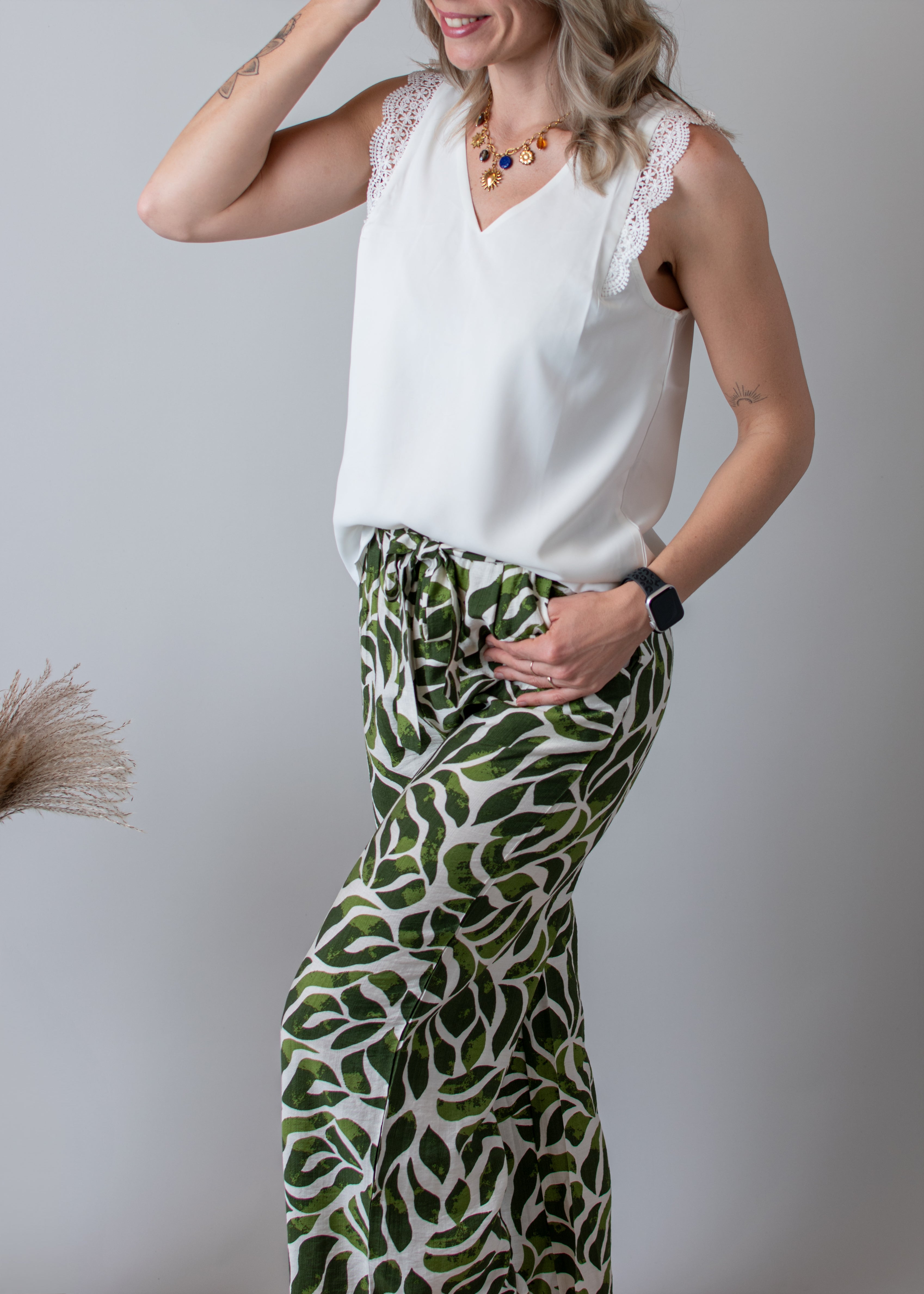 Blouse blanche, col V avec dentelle 