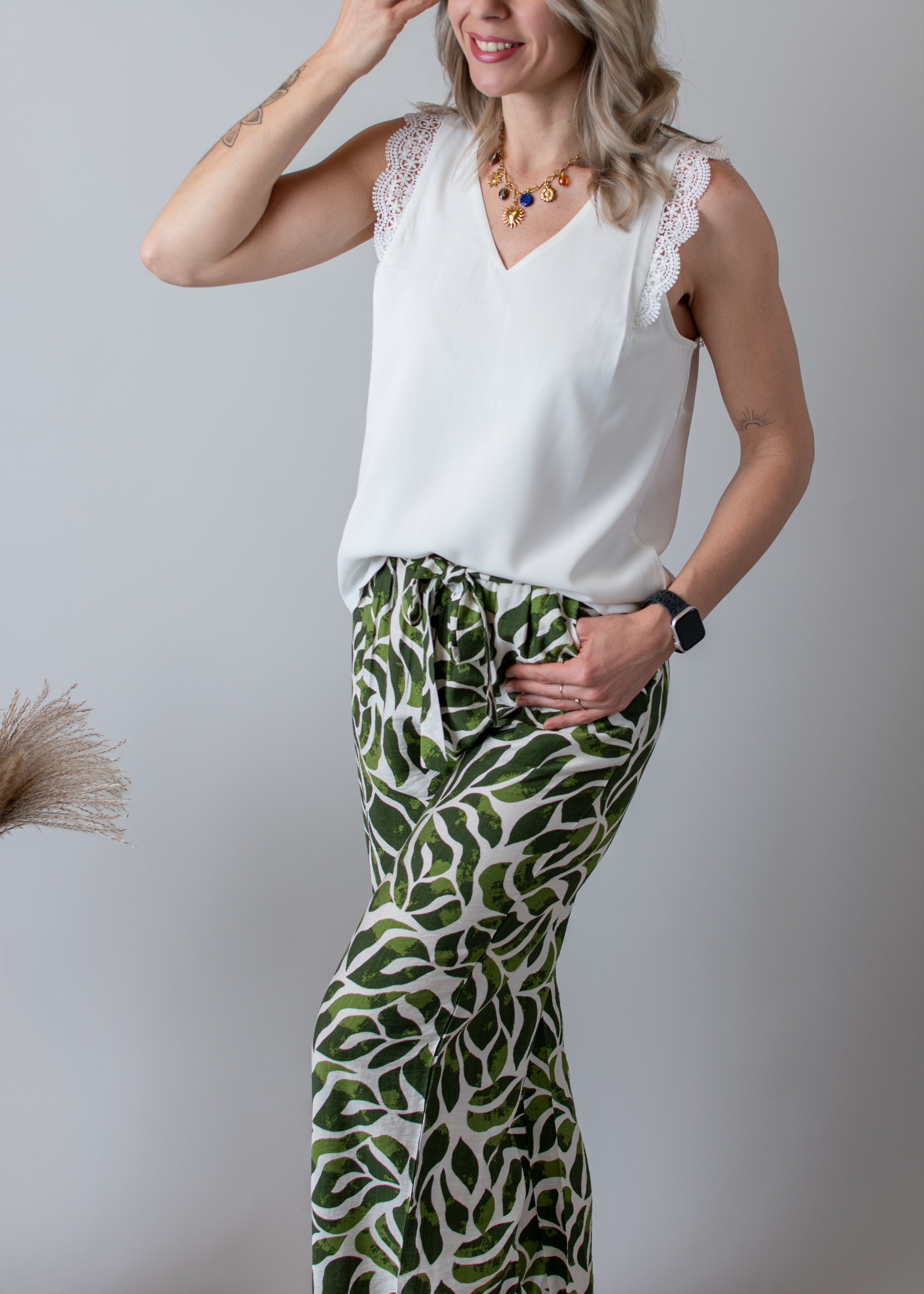 Blouse blanche, col V avec dentelle 