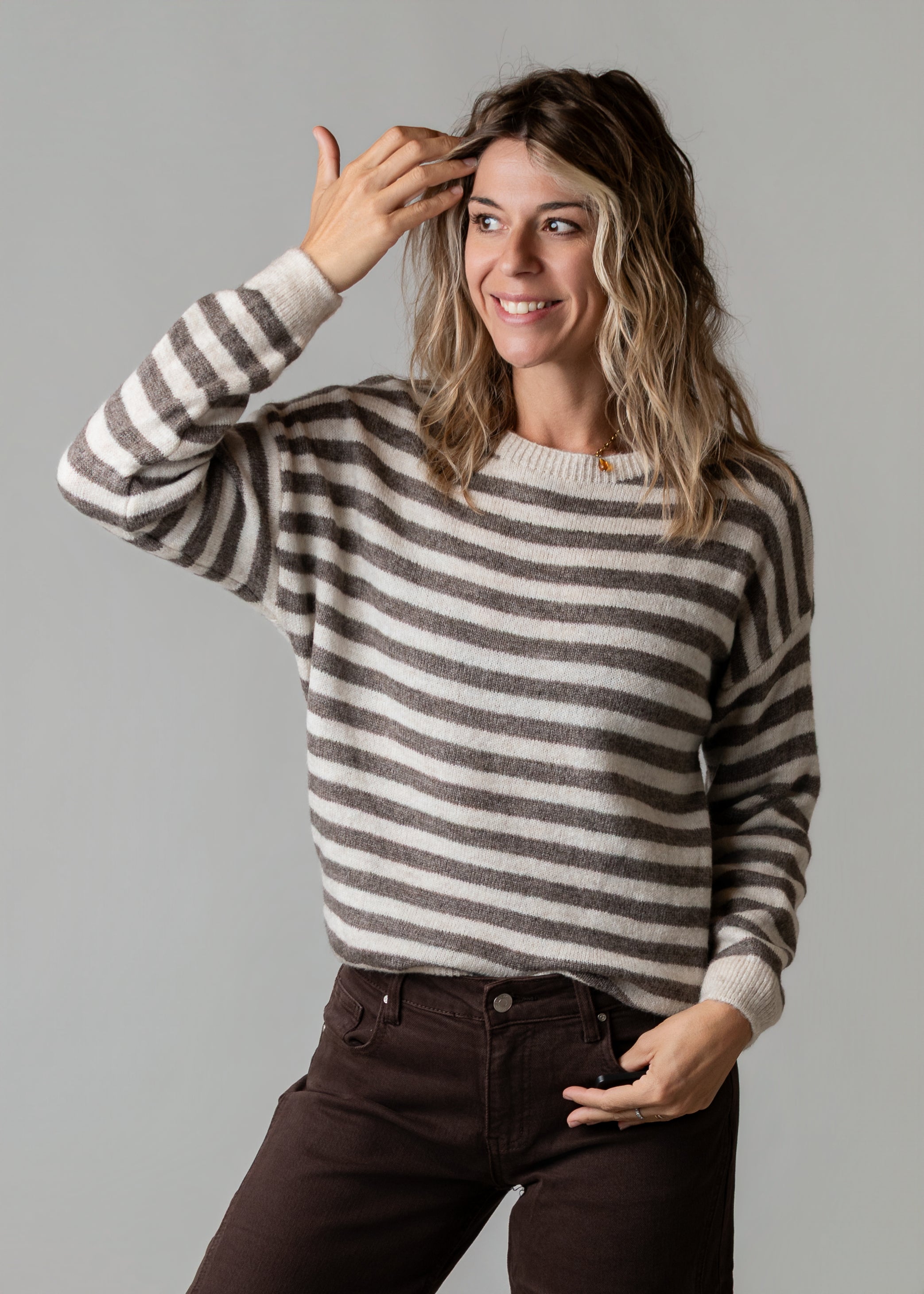 Pull en maille rayée beige et taupe la Boutique de Lydie