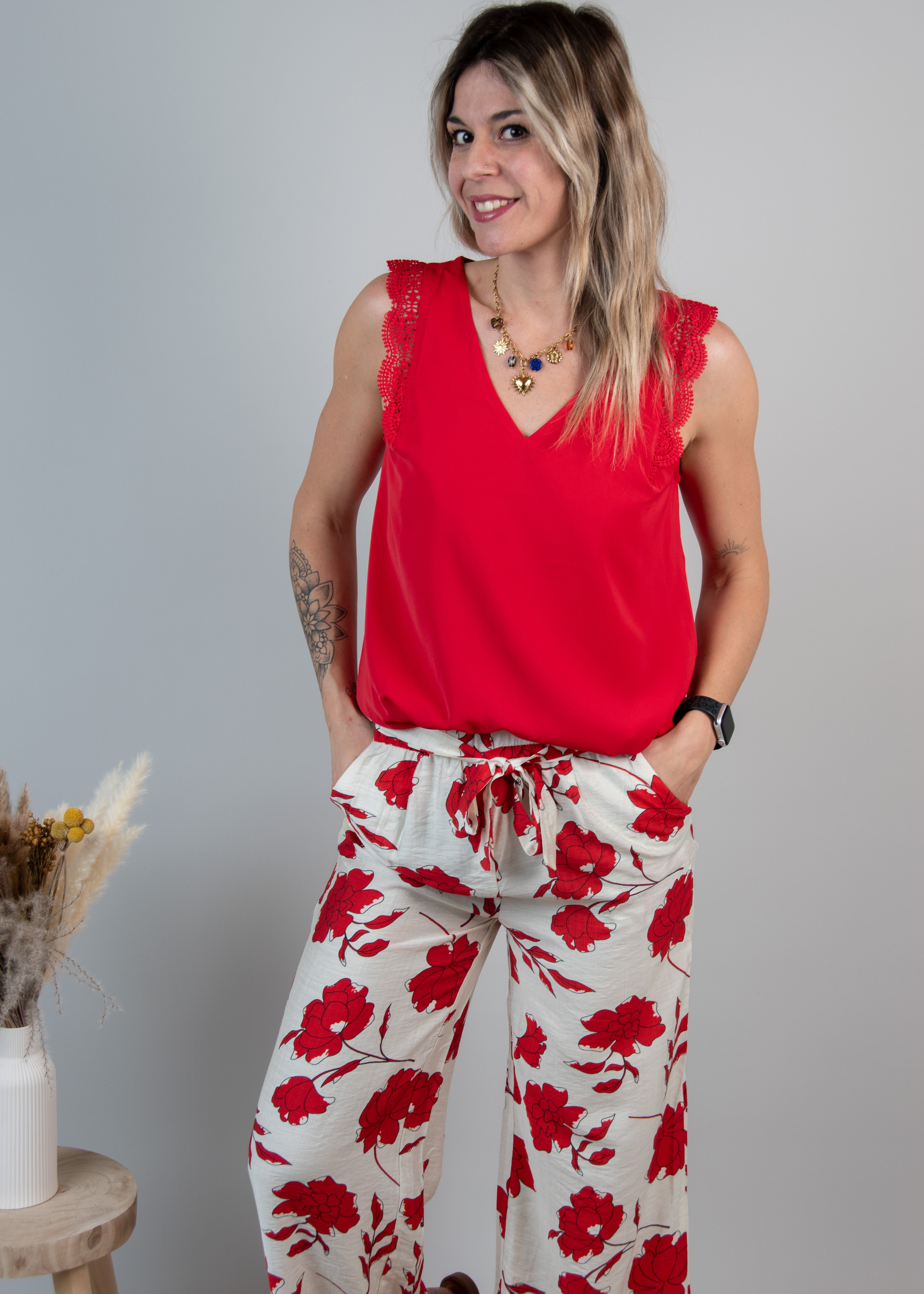 Blouse Rouge, col V avec dentelle la boutique de lydie