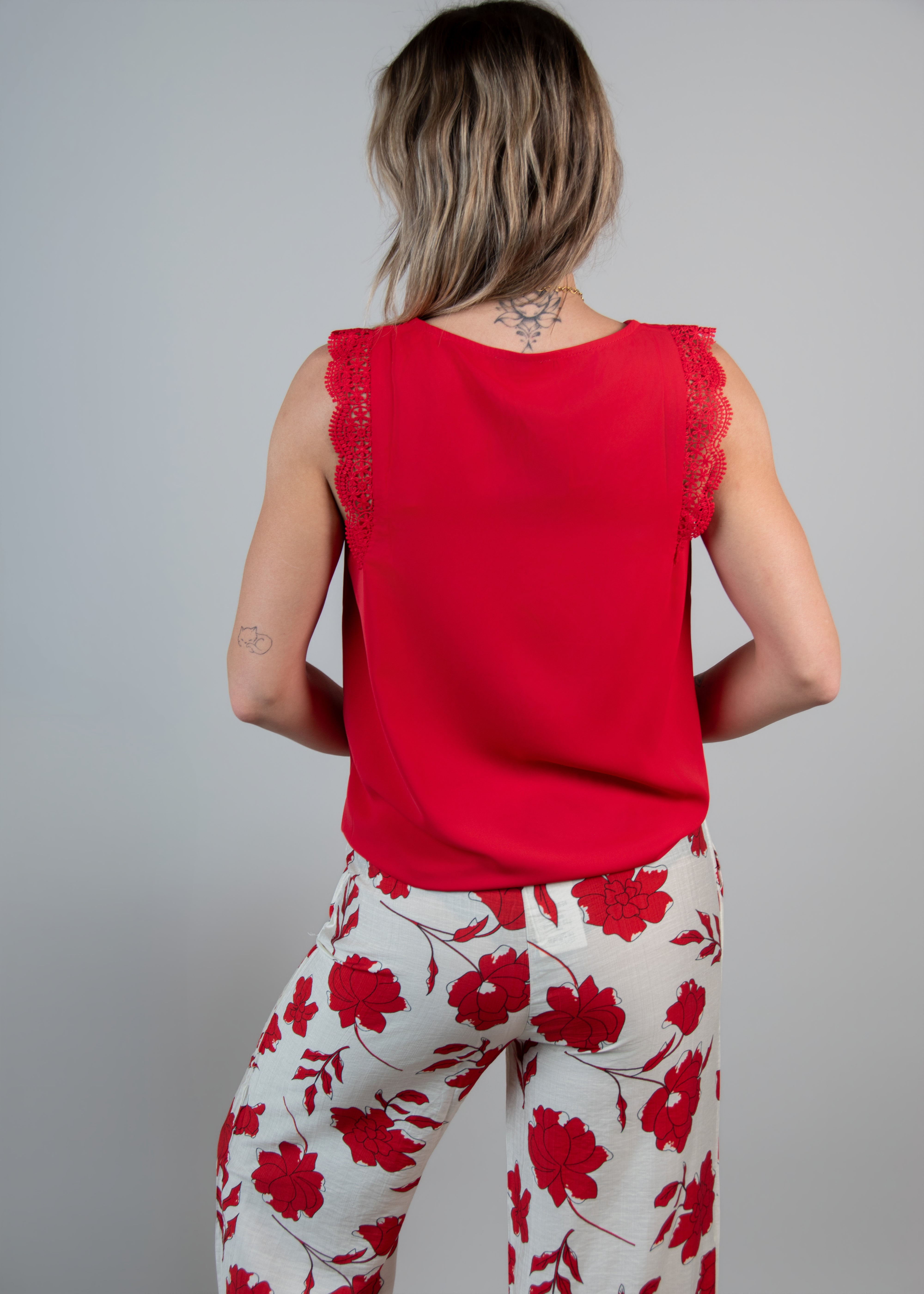 Blouse Rouge, col V avec dentelle&nbsp;