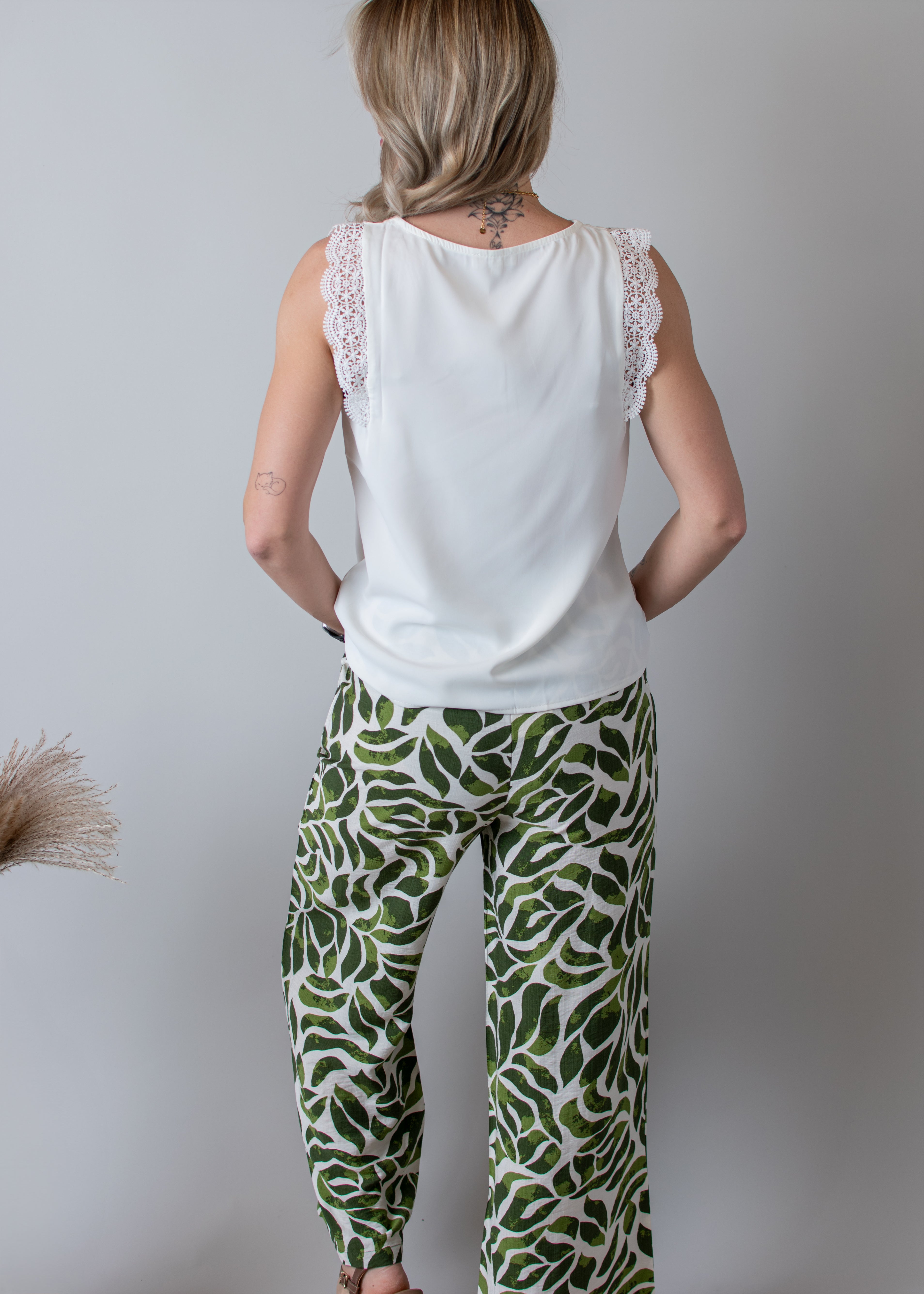 Blouse blanche, col V avec dentelle 