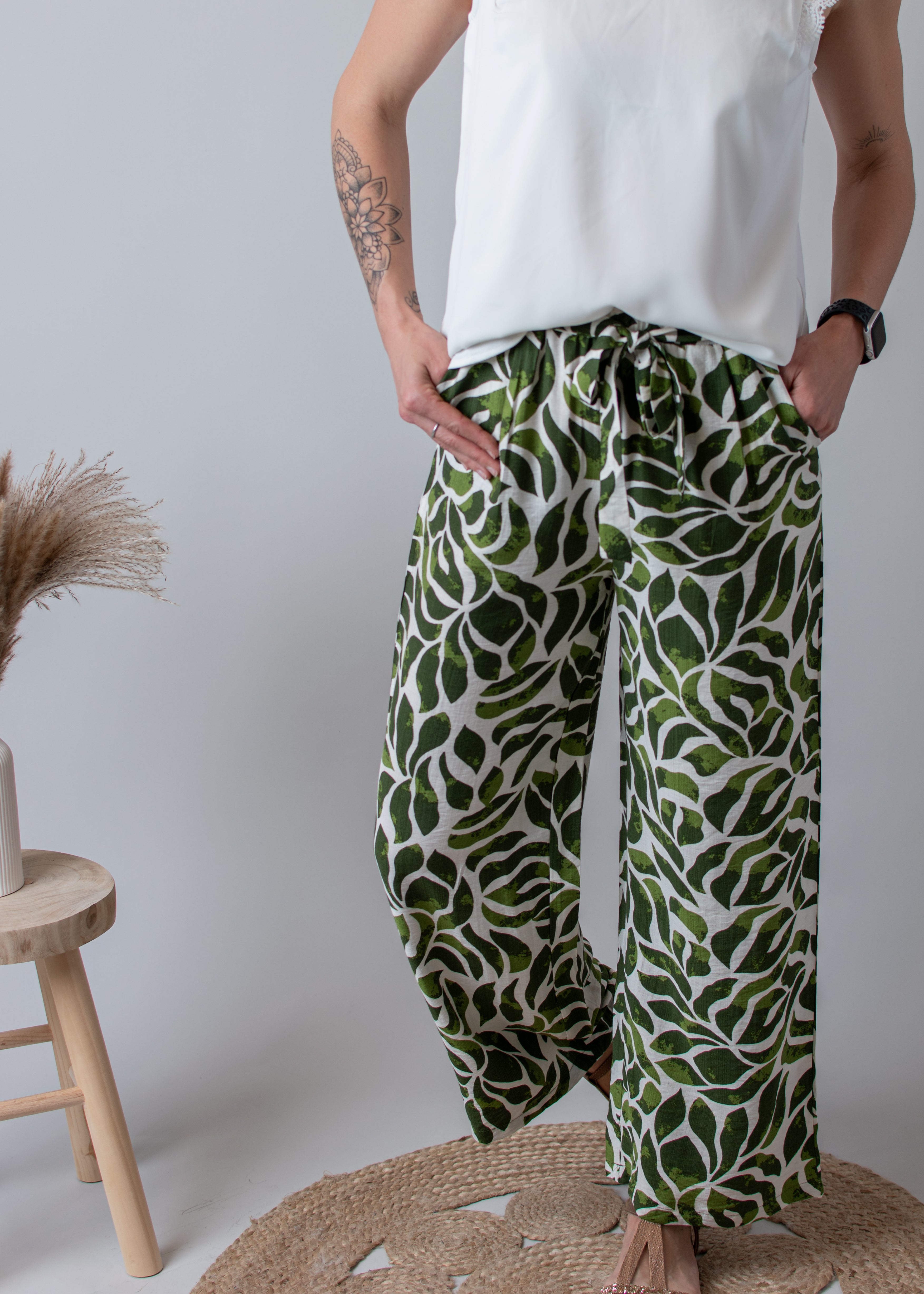 Pantalon fluide écru à motif tropical vert, flare