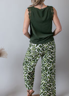Blouse kaki, col V avec dentelle&nbsp;
