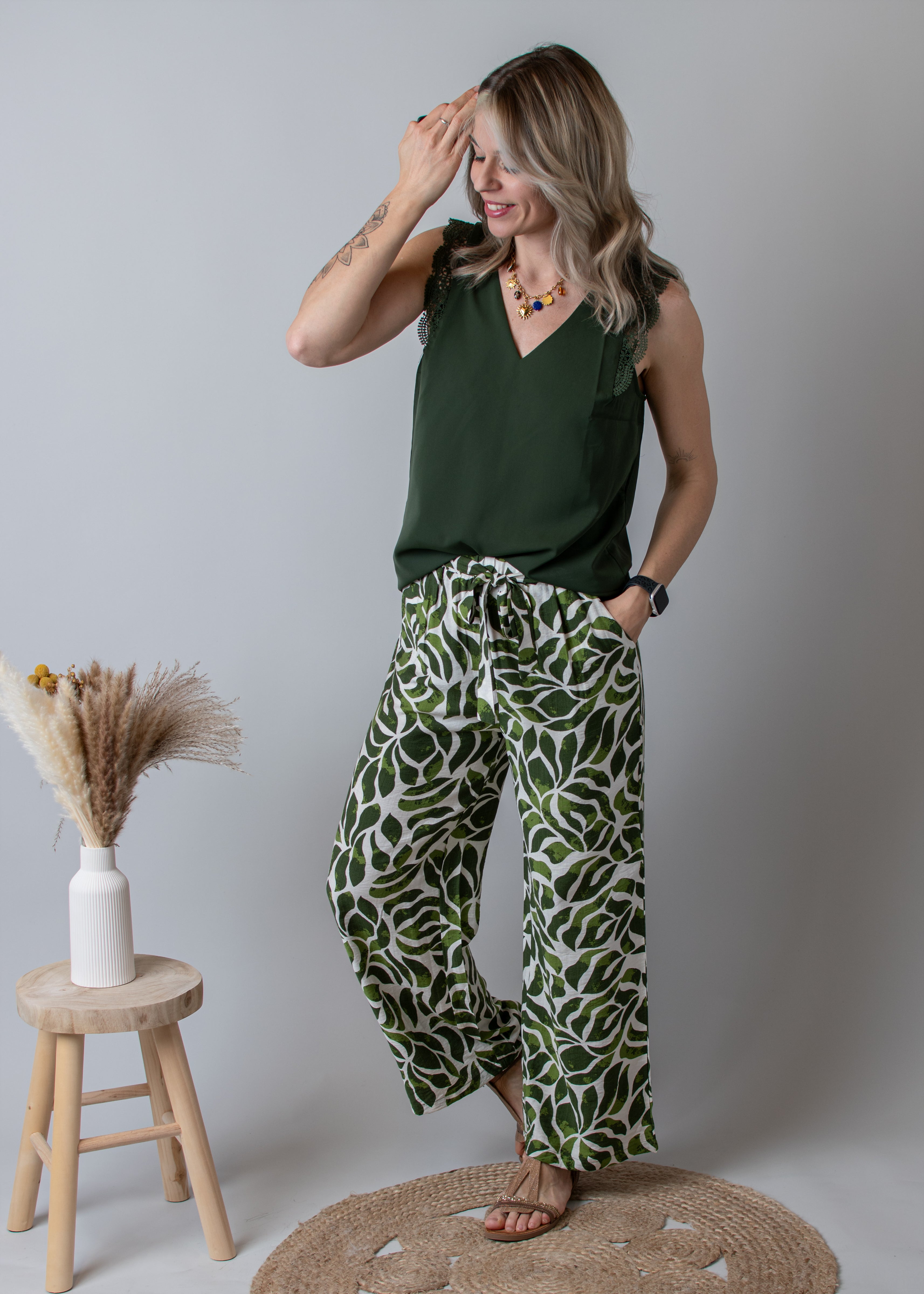 Blouse kaki, col V avec dentelle&nbsp;