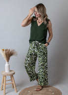 Blouse kaki, col V avec dentelle&nbsp;