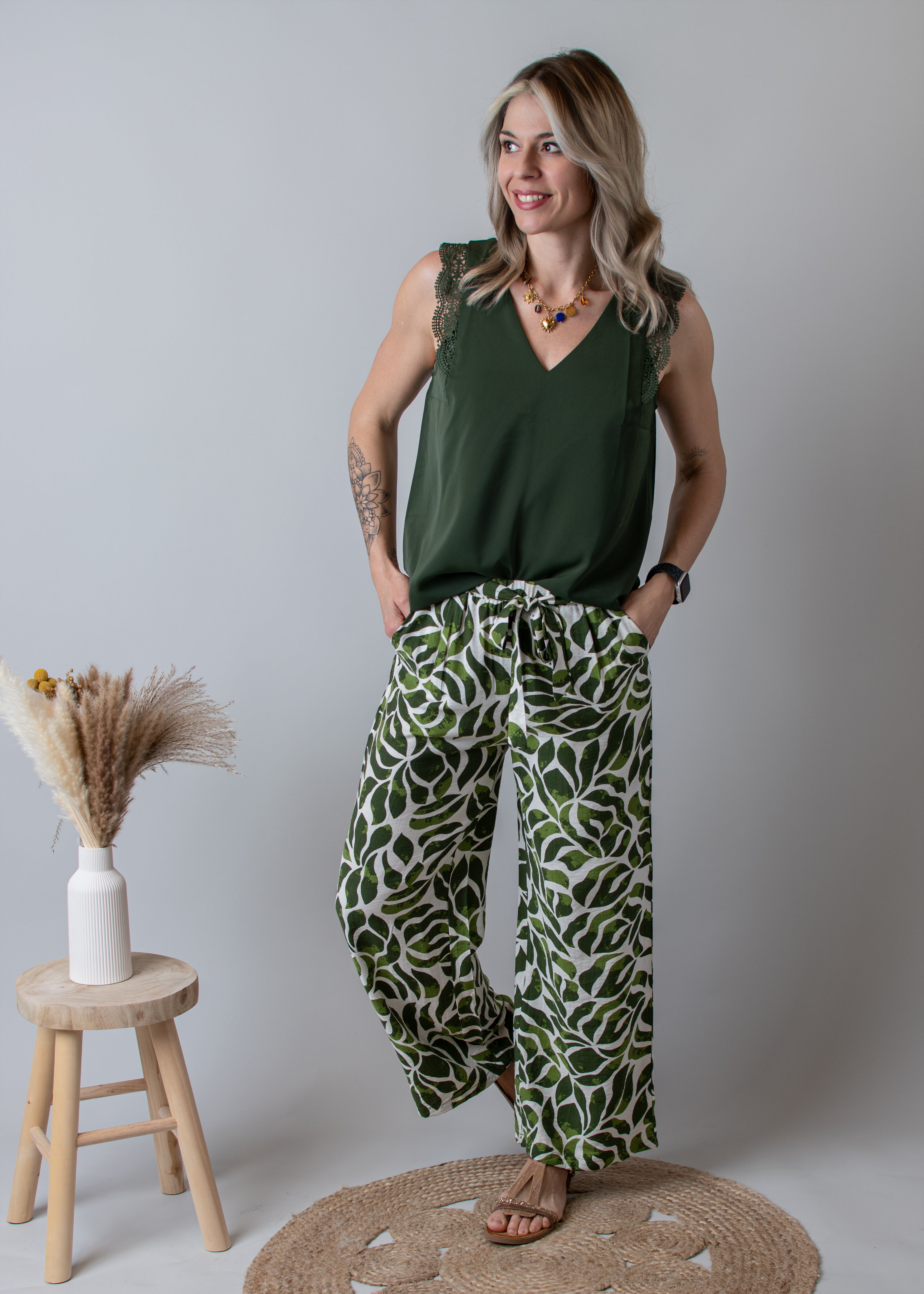 Pantalon fluide écru à motif tropical vert, flare
