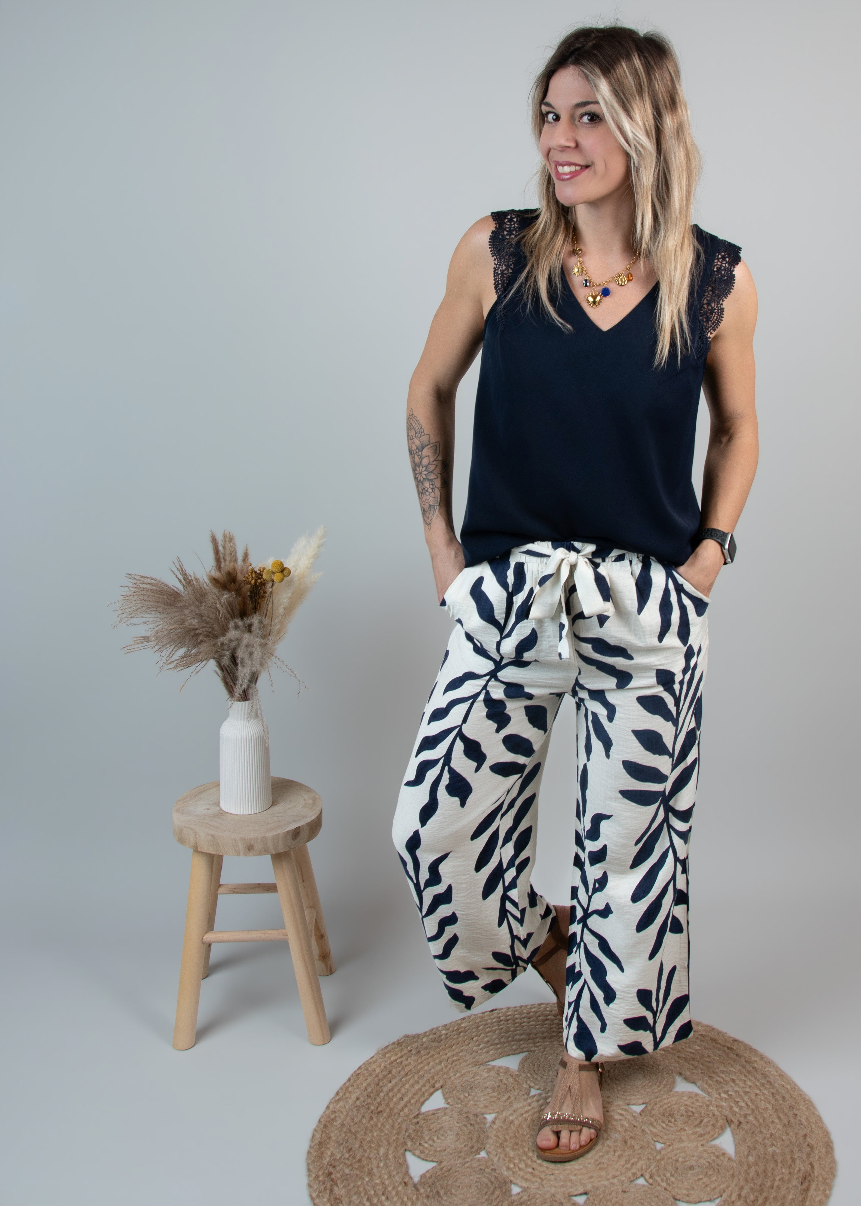 Pantalon fluide écru à motif fleuri marine