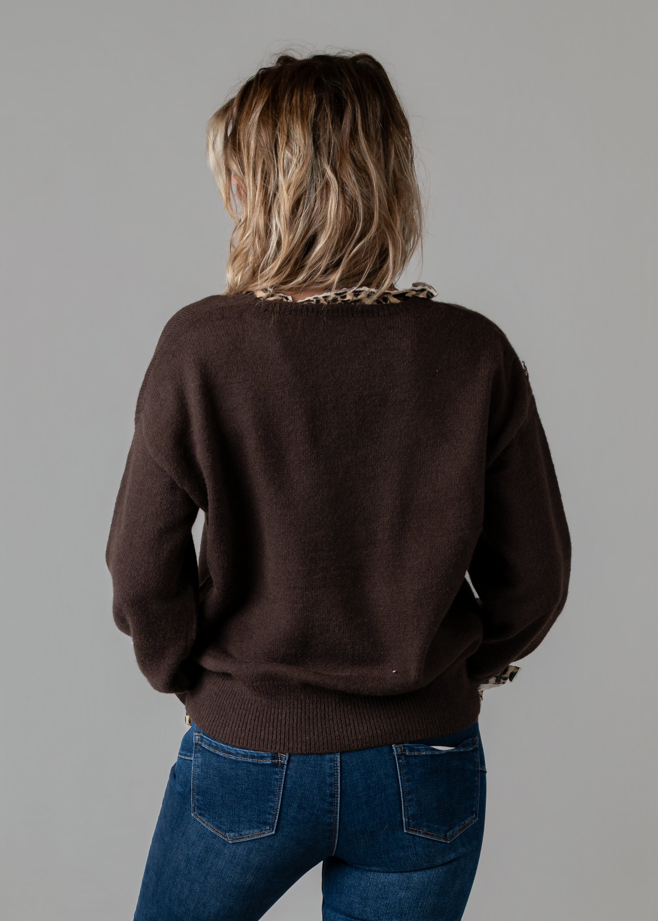 Pull col V chocolat détails léopard 