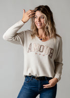 Pull col V beige brodé Amour la Boutique de Lydie