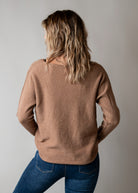 Pull col V camel brodé Amour 