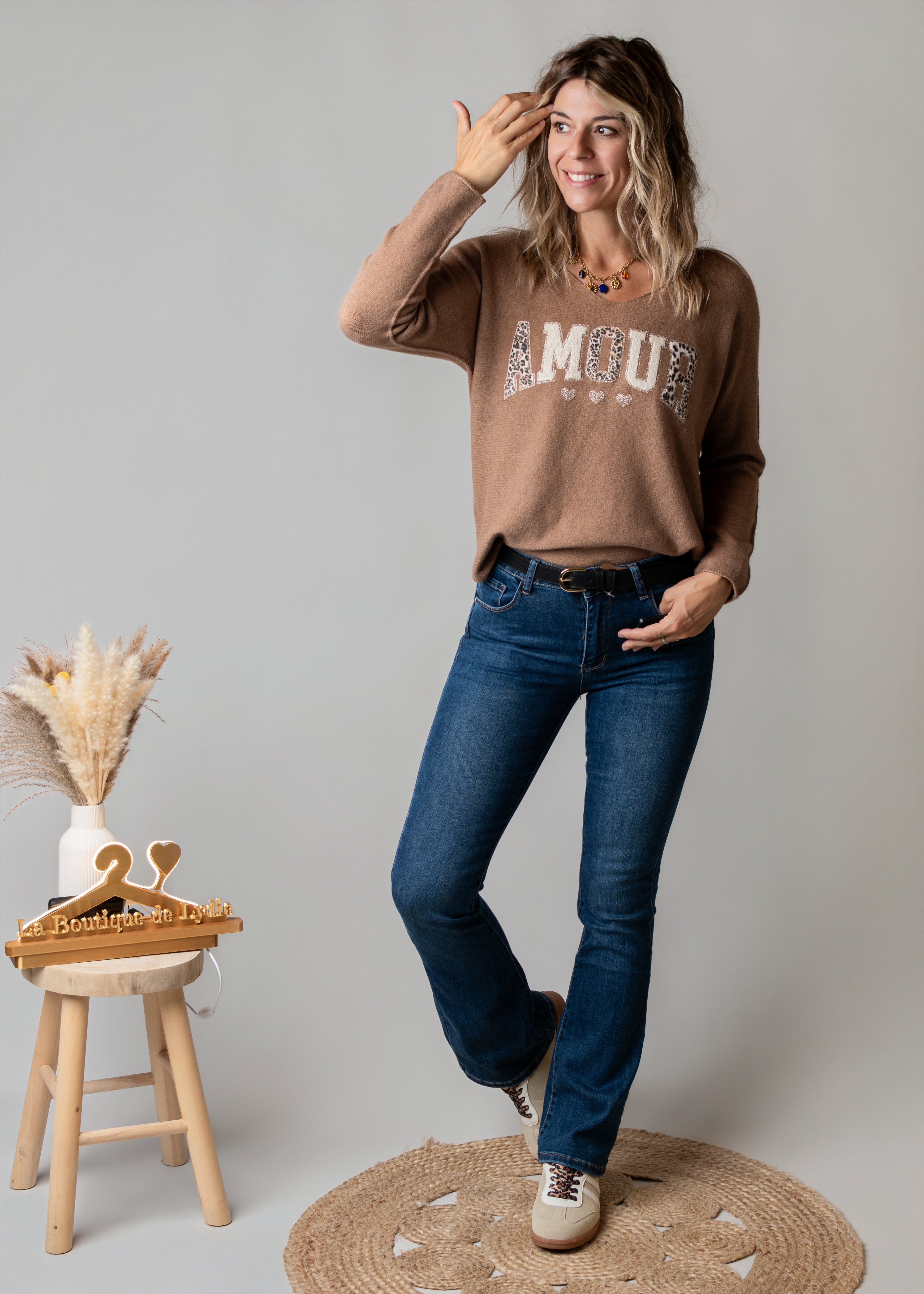 Pull col V camel brodé Amour 