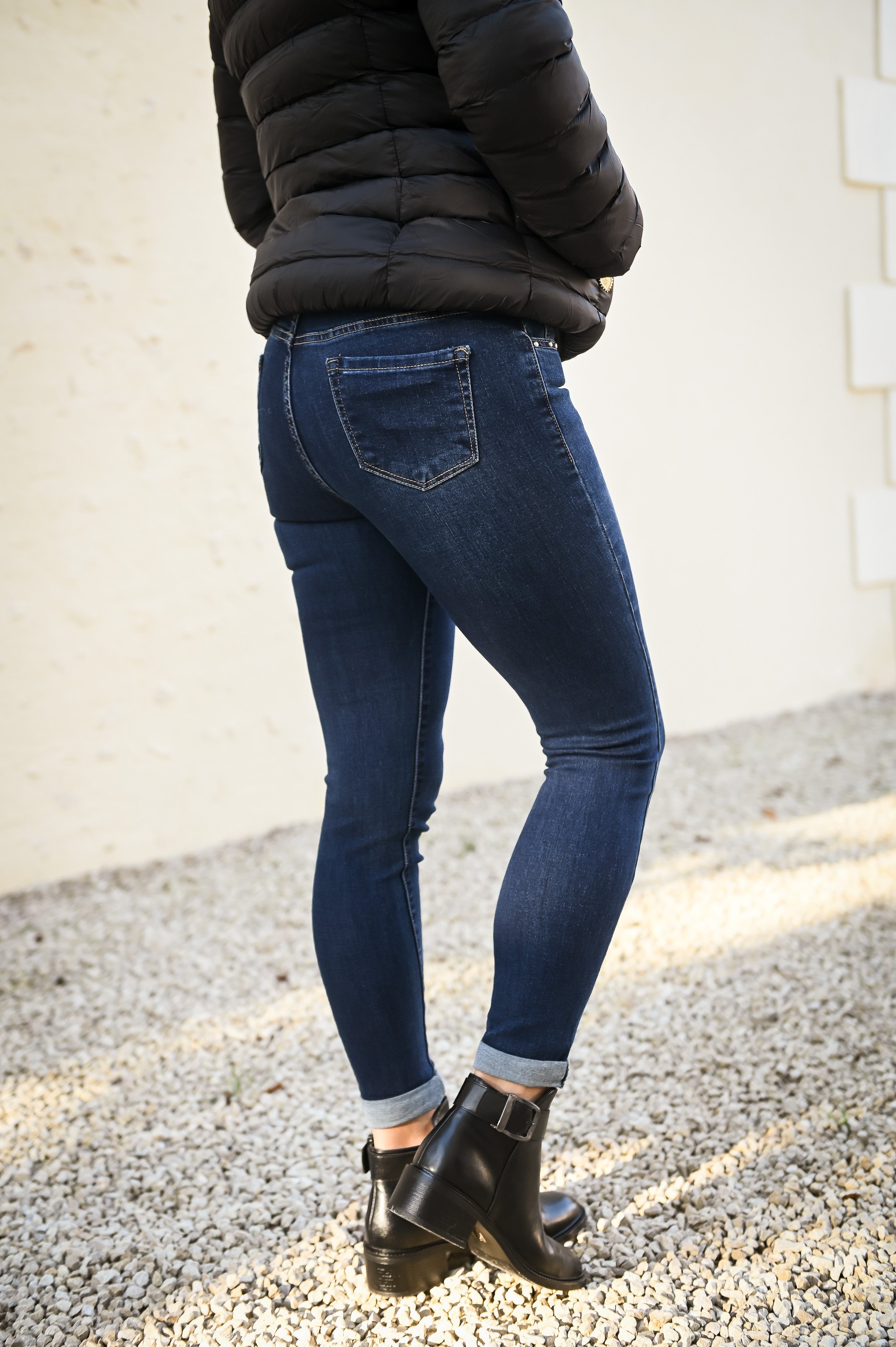 Jean slim bleu foncé, clous argenté femme