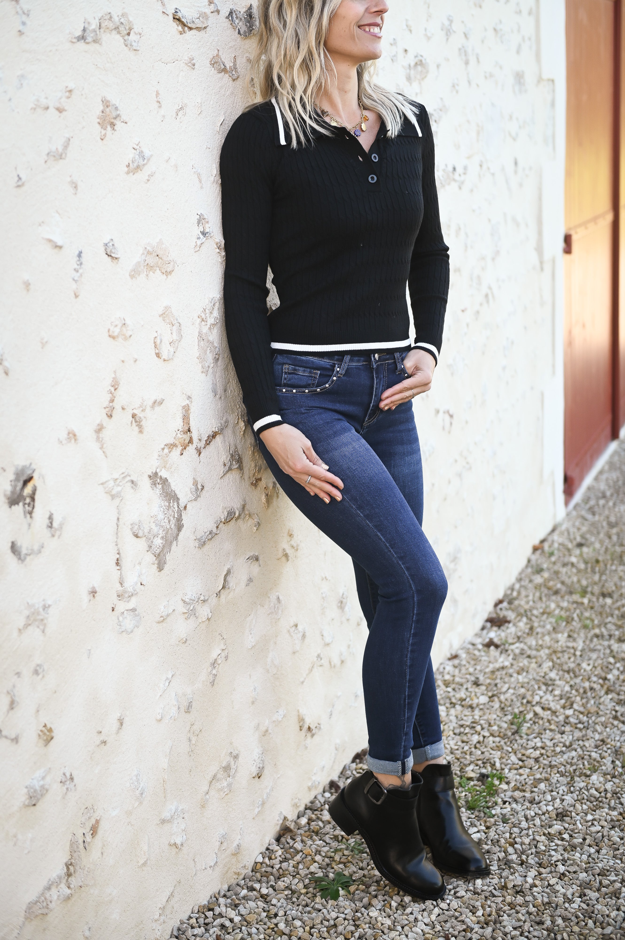 Jean slim bleu foncé, clous argenté femme