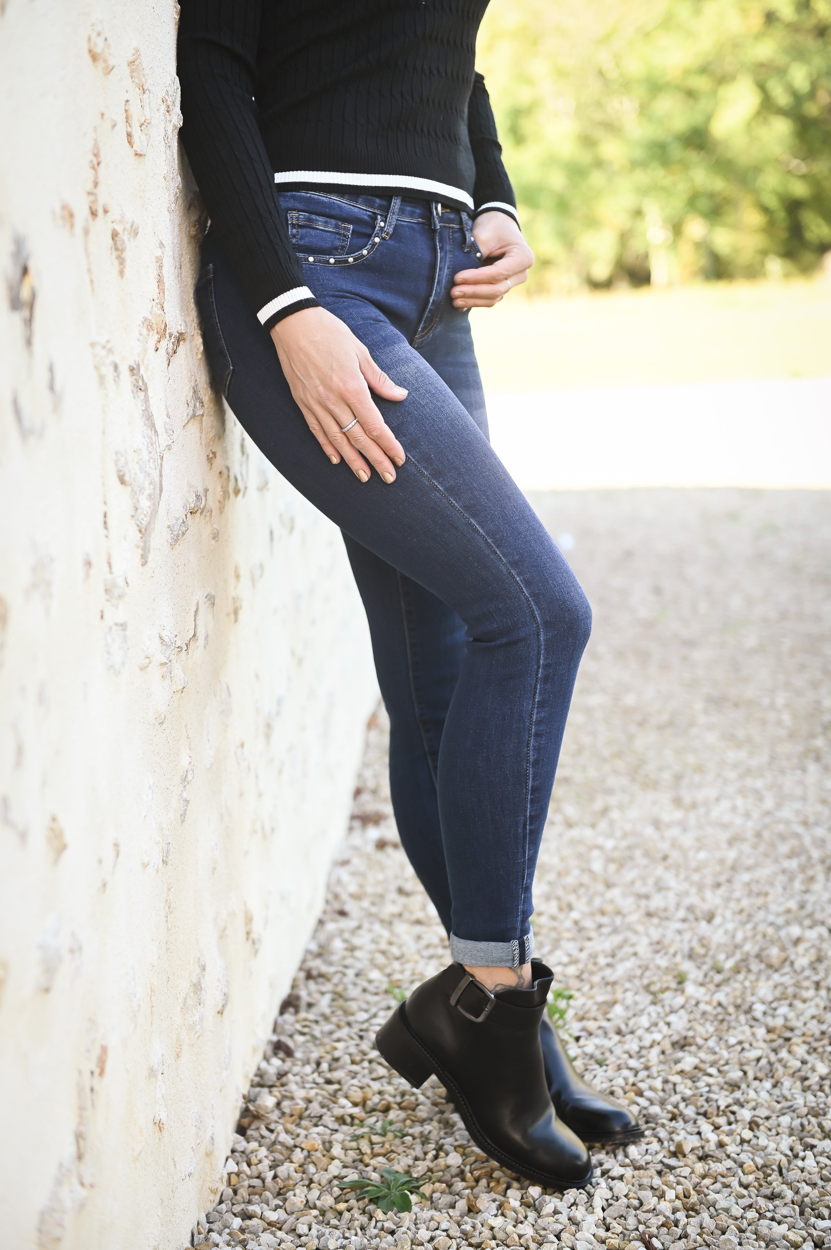 Jean slim bleu foncé, clous argenté femme