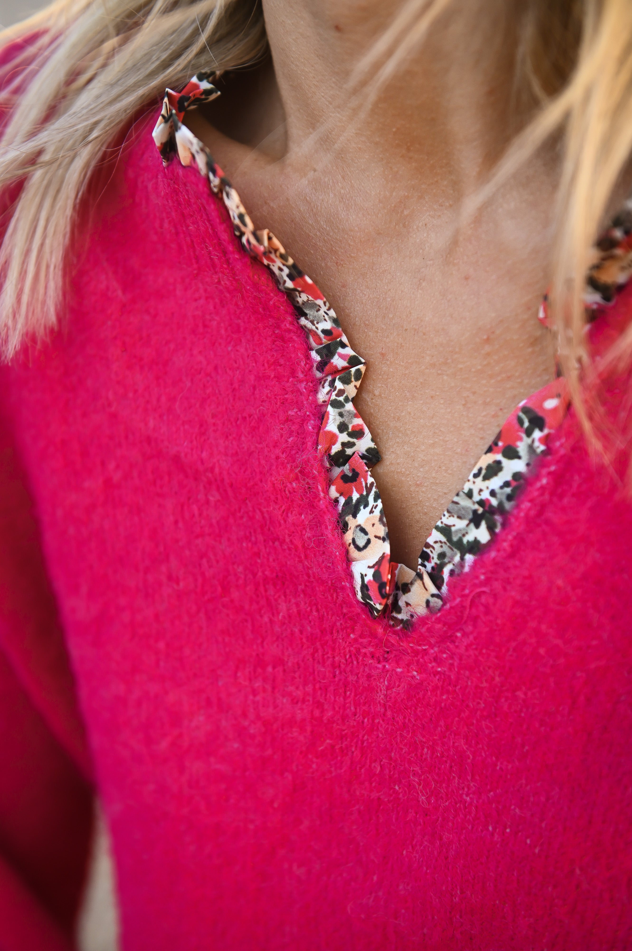 Pull fuchsia col V fleuri la boutique de lydie
