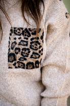 Pull taupe, avec poche devant léopard